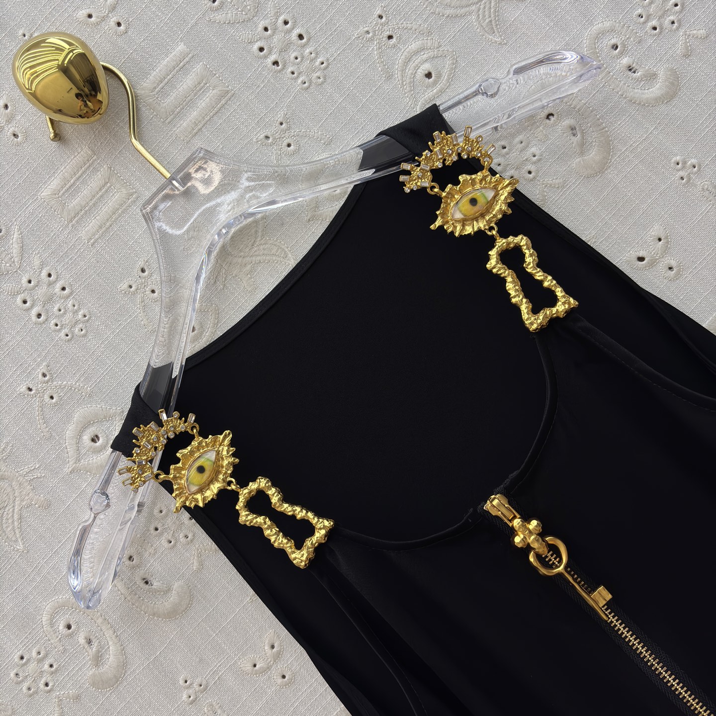 Sch 26新款 恶魔之眼金属藤蔓攀上肩带连衣裙 黑金拉链划开沉寂 超级惊艳的神仙裙子 开模异眼肩带点缀