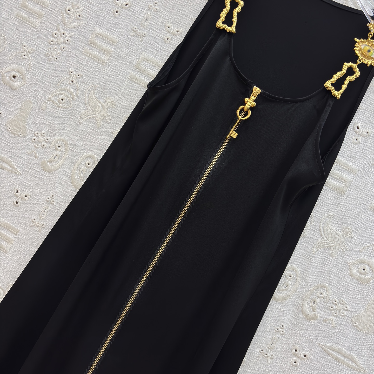 Sch 26新款 恶魔之眼金属藤蔓攀上肩带连衣裙 黑金拉链划开沉寂 超级惊艳的神仙裙子 开模异眼肩带点缀