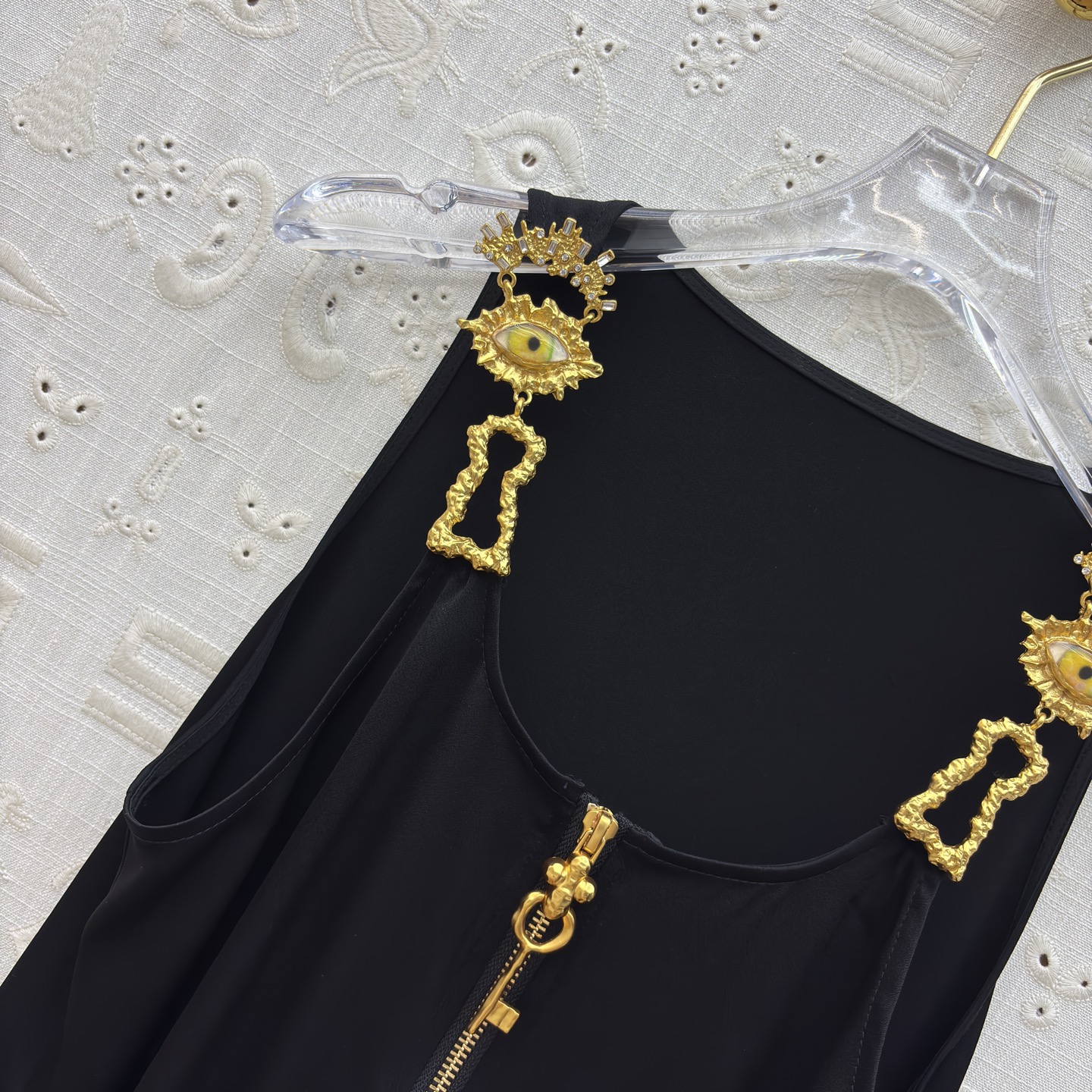 Sch 26新款 恶魔之眼金属藤蔓攀上肩带连衣裙 黑金拉链划开沉寂 超级惊艳的神仙裙子 开模异眼肩带点缀