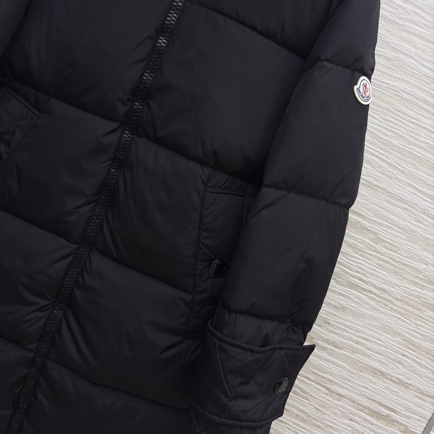 Mo狐狸毛领羽绒服 可拆卸毛领 奶白温柔似冬日软糖 纯黑酷飒像夜雪披风 大毛领裹满蓬松暖意 长款裹到脚踝