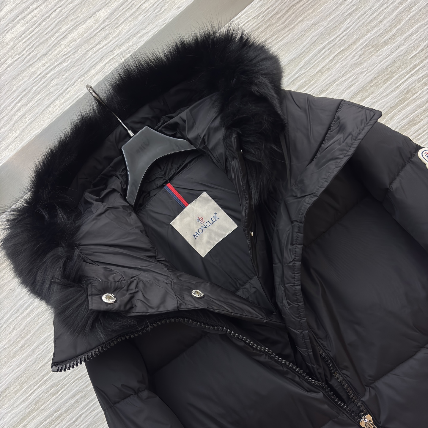 Mo狐狸毛领羽绒服 可拆卸毛领 奶白温柔似冬日软糖 纯黑酷飒像夜雪披风 大毛领裹满蓬松暖意 长款裹到脚踝