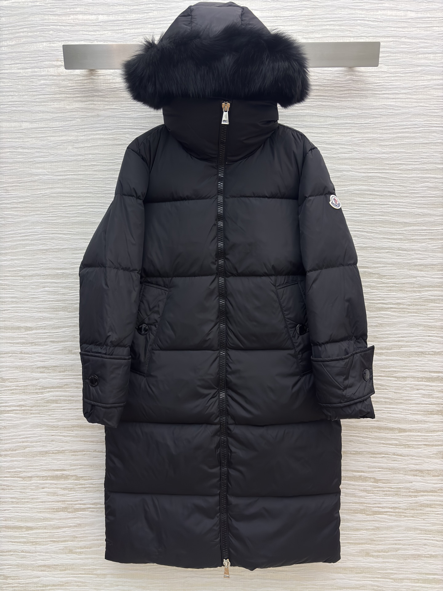 Mo狐狸毛领羽绒服 可拆卸毛领 奶白温柔似冬日软糖 纯黑酷飒像夜雪披风 大毛领裹满蓬松暖意 长款裹到脚踝