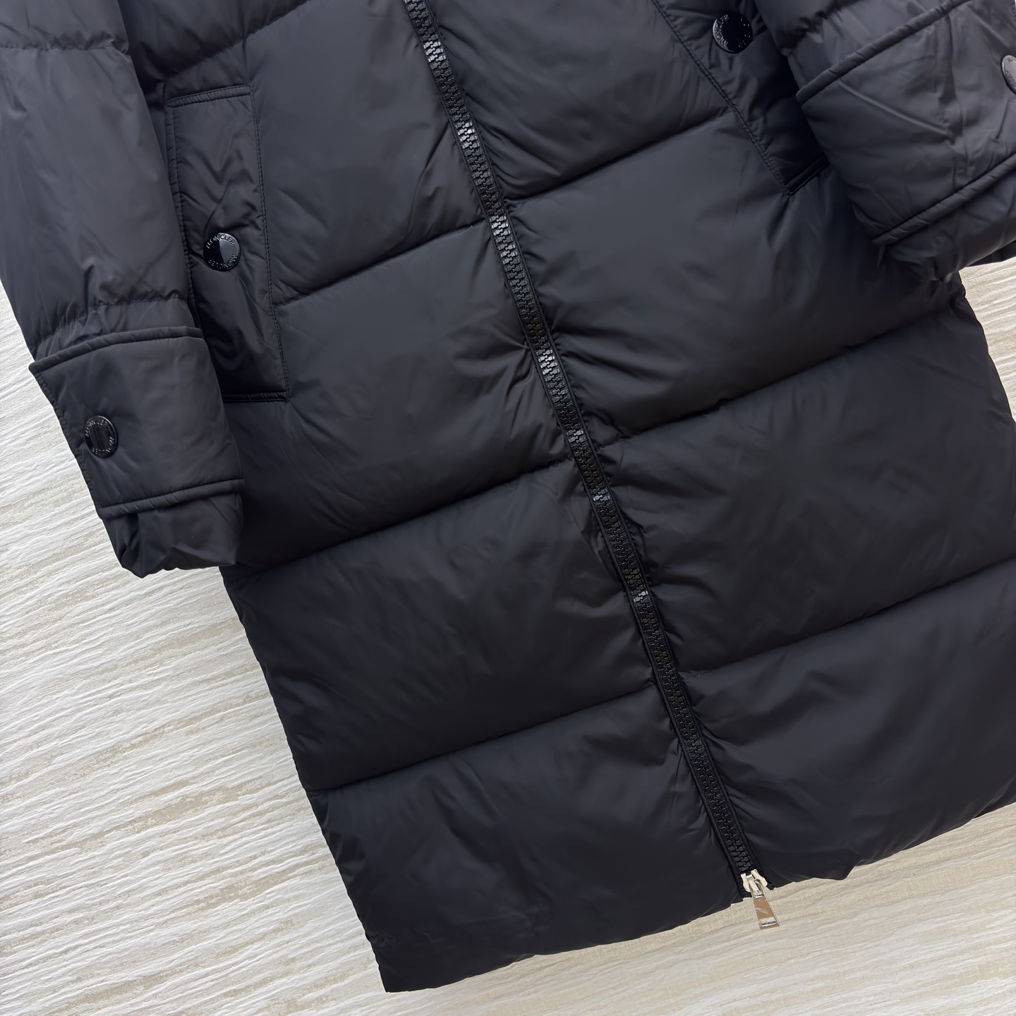 Mo狐狸毛领羽绒服 可拆卸毛领 奶白温柔似冬日软糖 纯黑酷飒像夜雪披风 大毛领裹满蓬松暖意 长款裹到脚踝