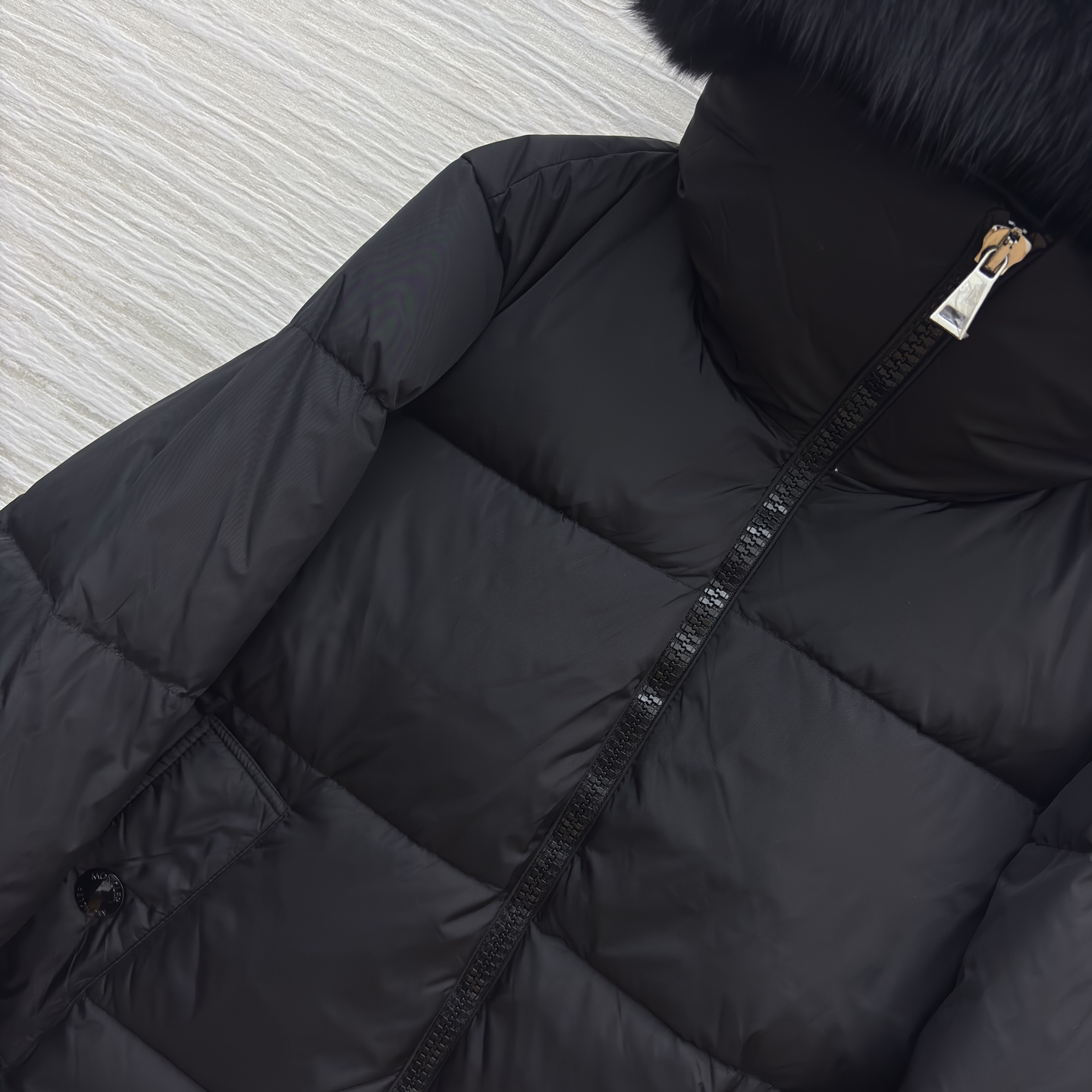 Mo狐狸毛领羽绒服 可拆卸毛领 奶白温柔似冬日软糖 纯黑酷飒像夜雪披风 大毛领裹满蓬松暖意 长款裹到脚踝