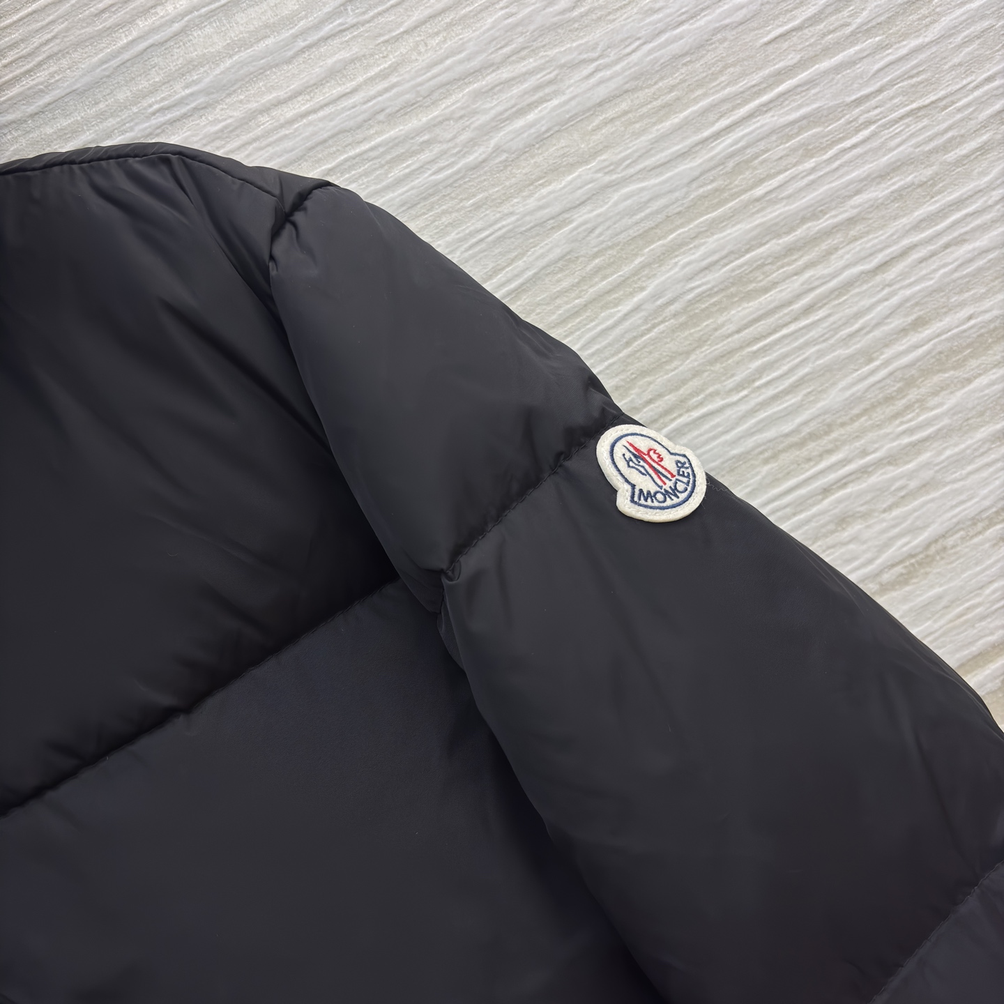 Mo狐狸毛领羽绒服 可拆卸毛领 奶白温柔似冬日软糖 纯黑酷飒像夜雪披风 大毛领裹满蓬松暖意 长款裹到脚踝