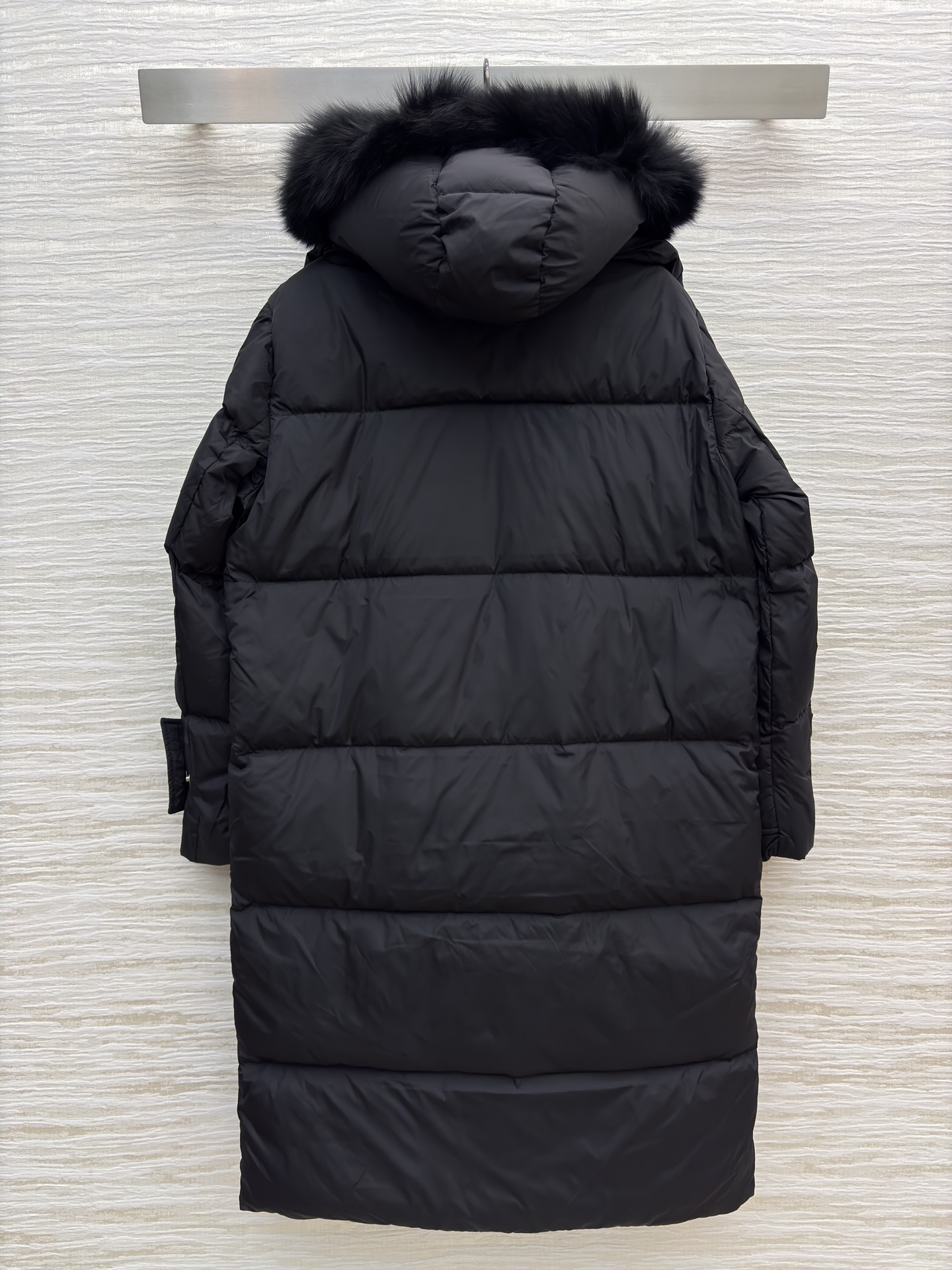 Mo狐狸毛领羽绒服 可拆卸毛领 奶白温柔似冬日软糖 纯黑酷飒像夜雪披风 大毛领裹满蓬松暖意 长款裹到脚踝