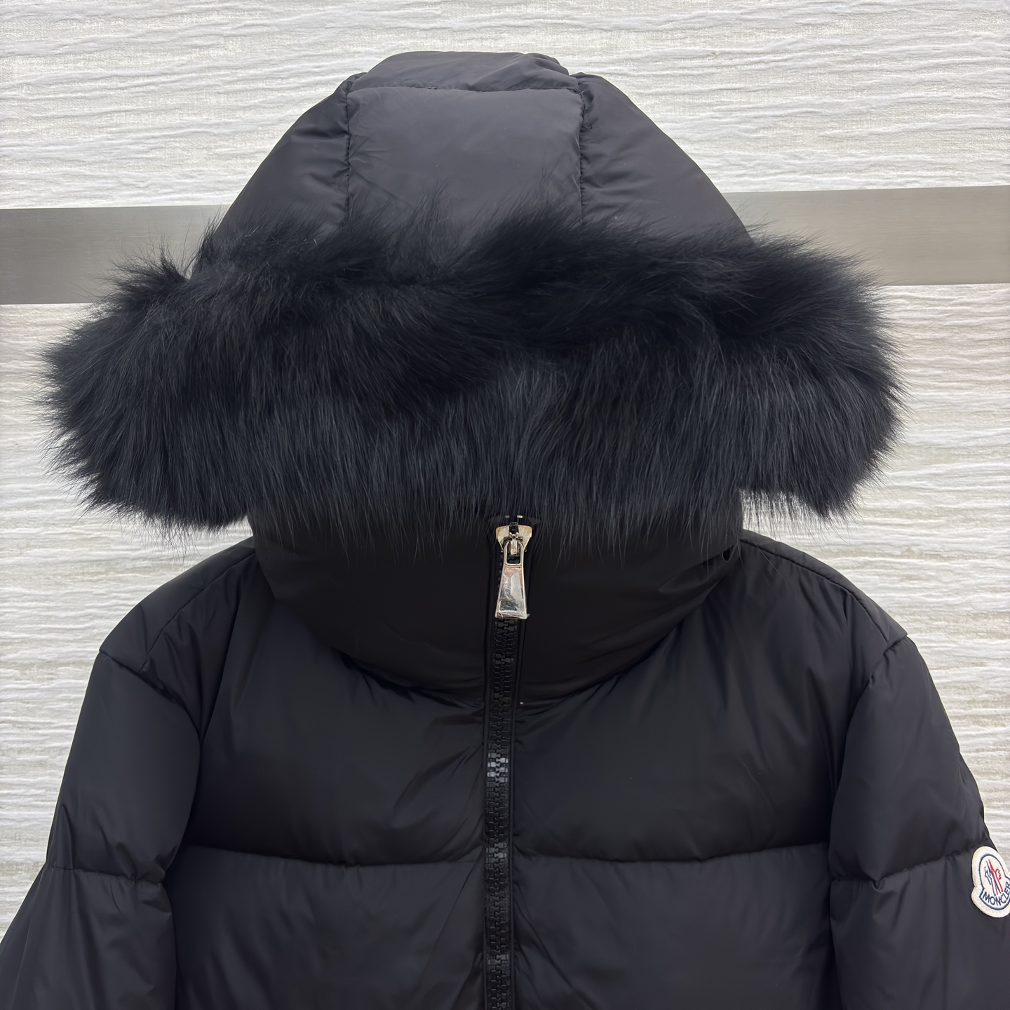 Mo狐狸毛领羽绒服 可拆卸毛领 奶白温柔似冬日软糖 纯黑酷飒像夜雪披风 大毛领裹满蓬松暖意 长款裹到脚踝