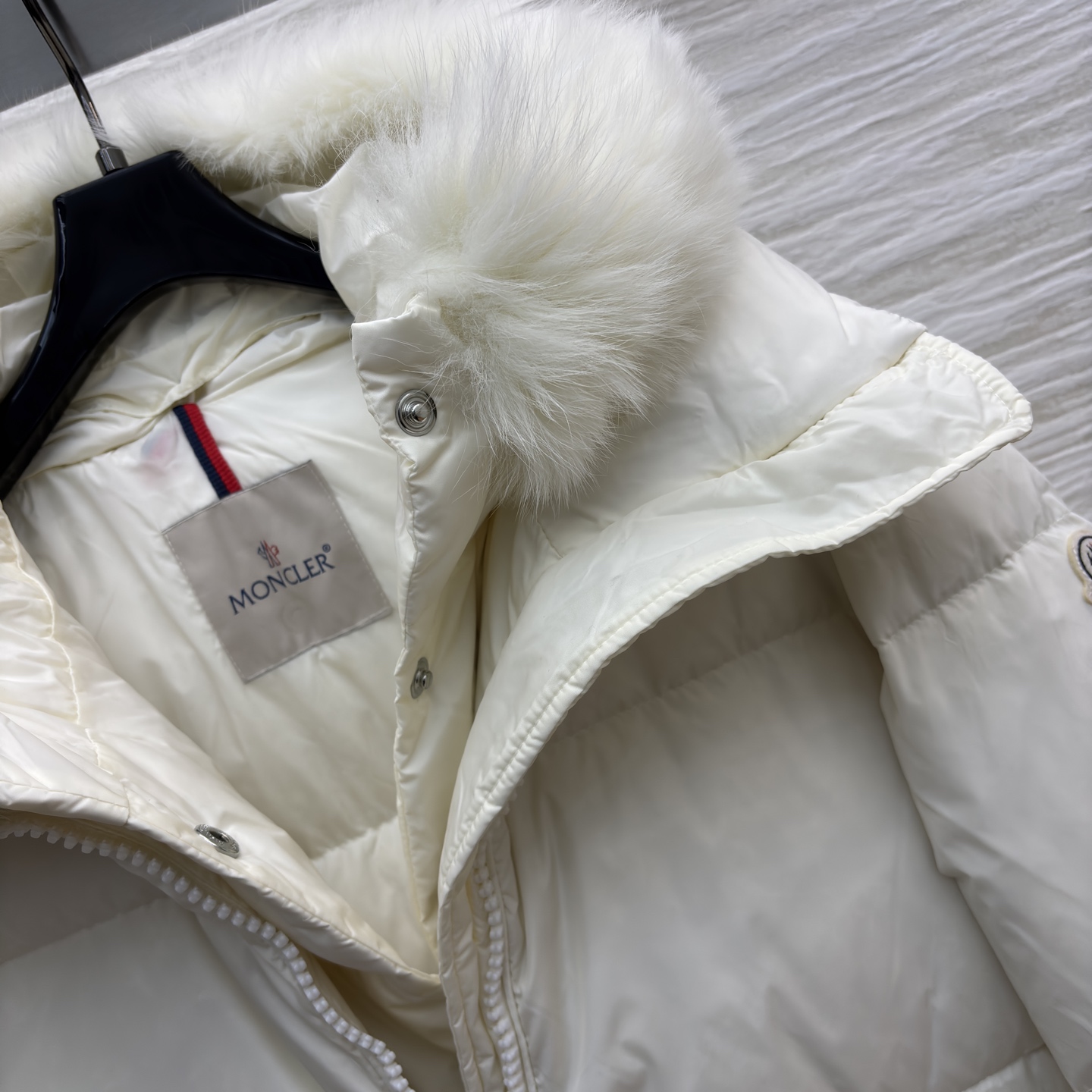 Mo狐狸毛领羽绒服 可拆卸毛领 奶白温柔似冬日软糖 纯黑酷飒像夜雪披风 大毛领裹满蓬松暖意 长款裹到脚踝