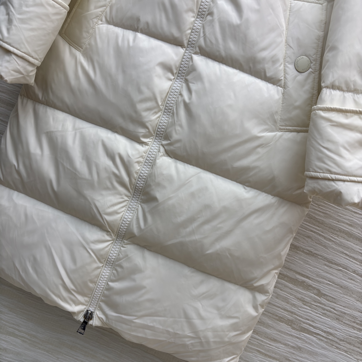 Mo狐狸毛领羽绒服 可拆卸毛领 奶白温柔似冬日软糖 纯黑酷飒像夜雪披风 大毛领裹满蓬松暖意 长款裹到脚踝