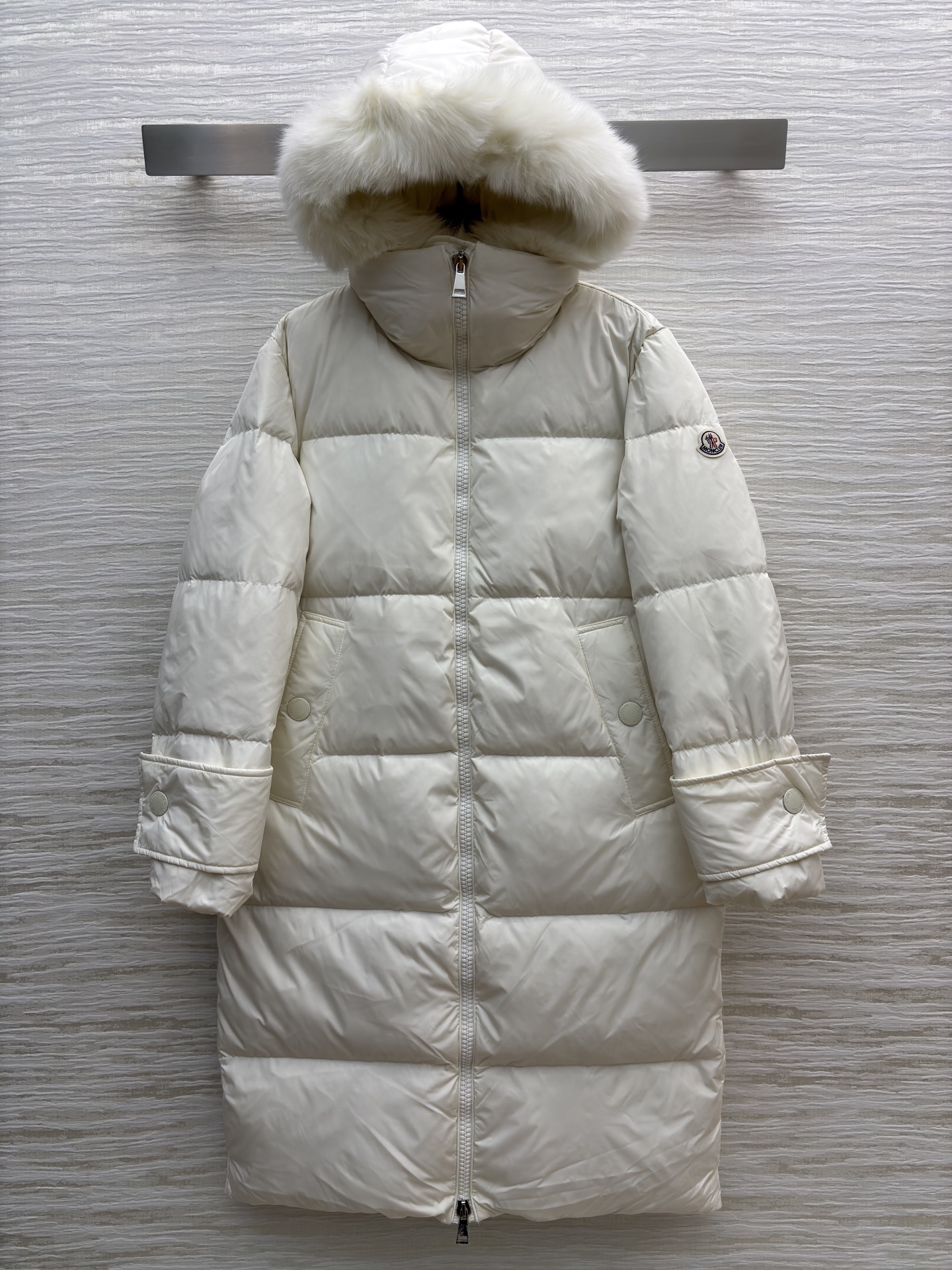 Mo狐狸毛领羽绒服 可拆卸毛领 奶白温柔似冬日软糖 纯黑酷飒像夜雪披风 大毛领裹满蓬松暖意 长款裹到脚踝