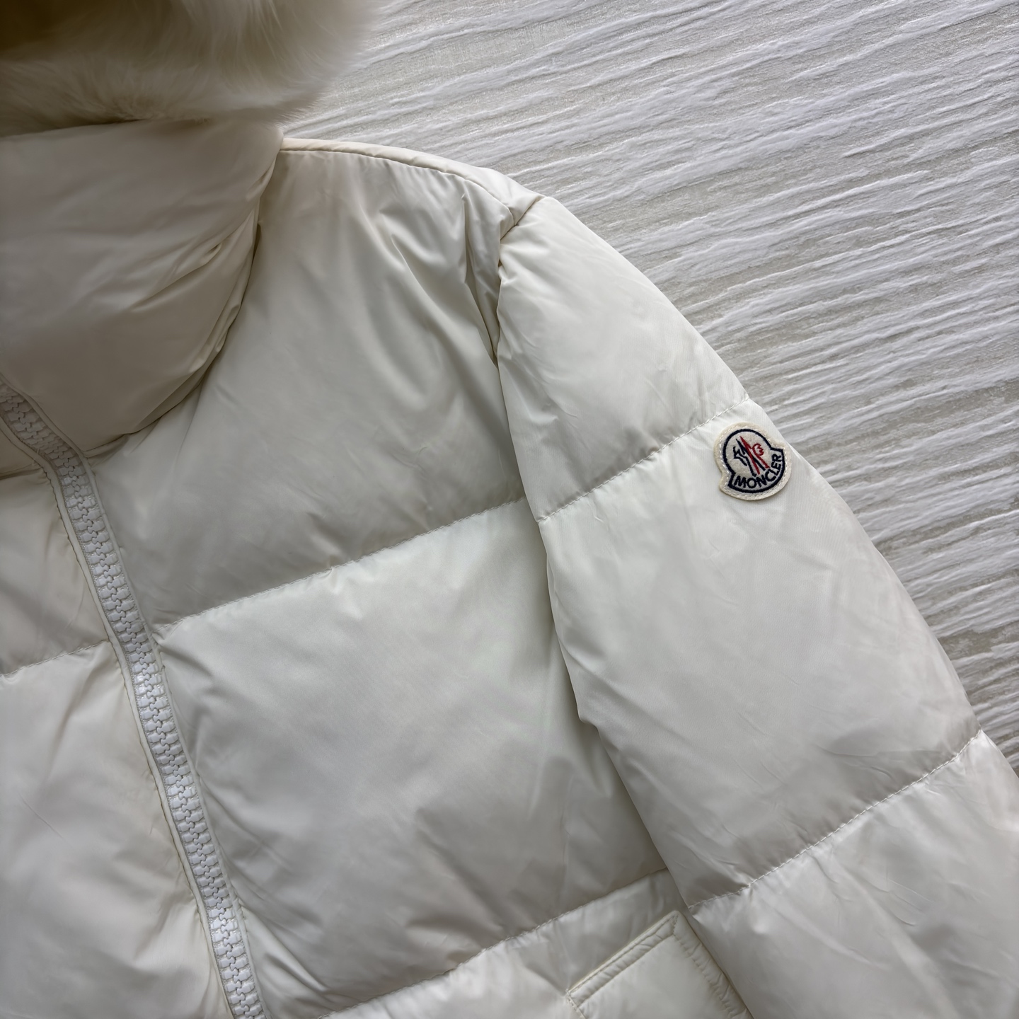 Mo狐狸毛领羽绒服 可拆卸毛领 奶白温柔似冬日软糖 纯黑酷飒像夜雪披风 大毛领裹满蓬松暖意 长款裹到脚踝