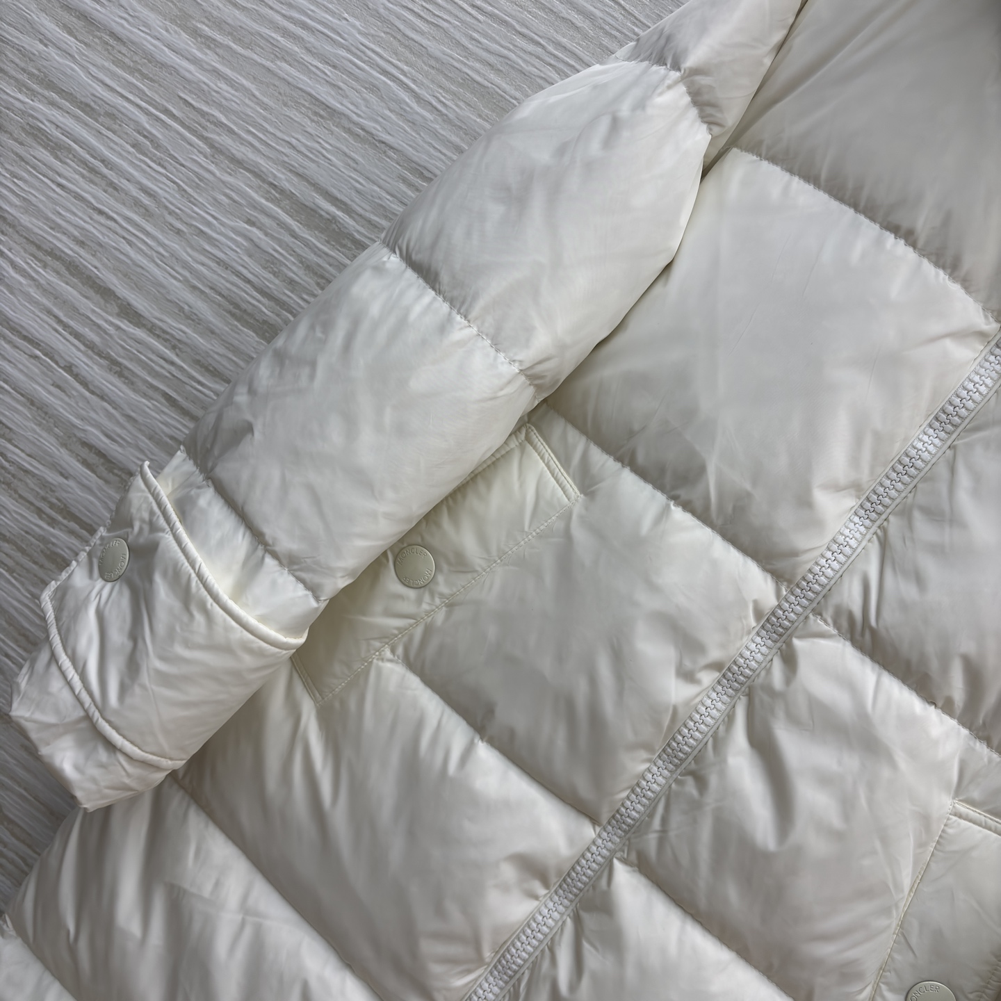 Mo狐狸毛领羽绒服 可拆卸毛领 奶白温柔似冬日软糖 纯黑酷飒像夜雪披风 大毛领裹满蓬松暖意 长款裹到脚踝