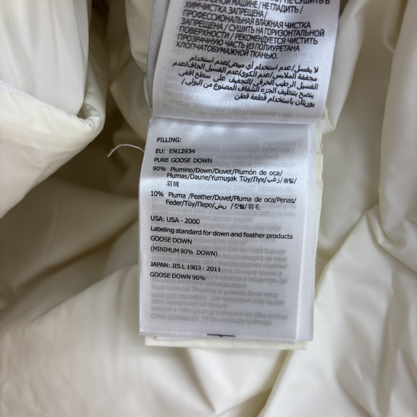 Mo狐狸毛领羽绒服 可拆卸毛领 奶白温柔似冬日软糖 纯黑酷飒像夜雪披风 大毛领裹满蓬松暖意 长款裹到脚踝