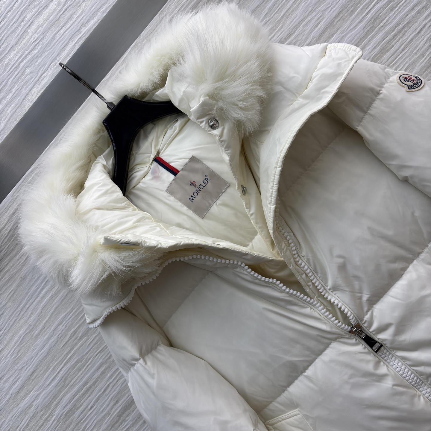 Mo狐狸毛领羽绒服 可拆卸毛领 奶白温柔似冬日软糖 纯黑酷飒像夜雪披风 大毛领裹满蓬松暖意 长款裹到脚踝