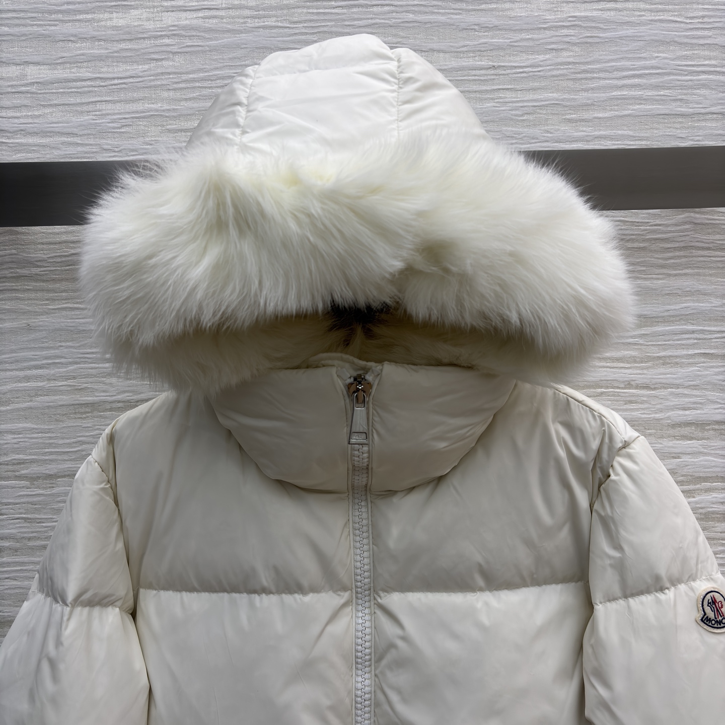 Mo狐狸毛领羽绒服 可拆卸毛领 奶白温柔似冬日软糖 纯黑酷飒像夜雪披风 大毛领裹满蓬松暖意 长款裹到脚踝