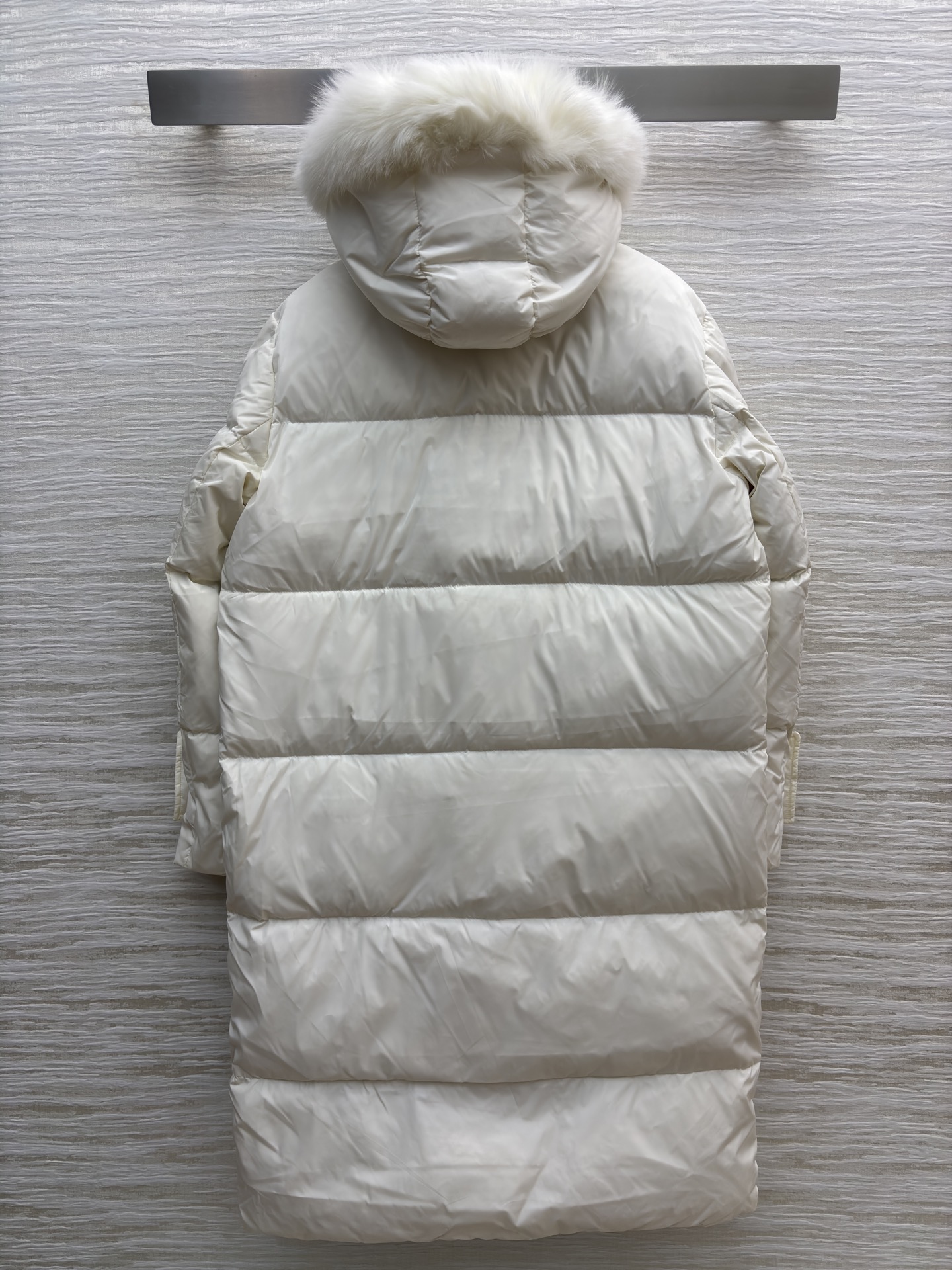 Mo狐狸毛领羽绒服 可拆卸毛领 奶白温柔似冬日软糖 纯黑酷飒像夜雪披风 大毛领裹满蓬松暖意 长款裹到脚踝