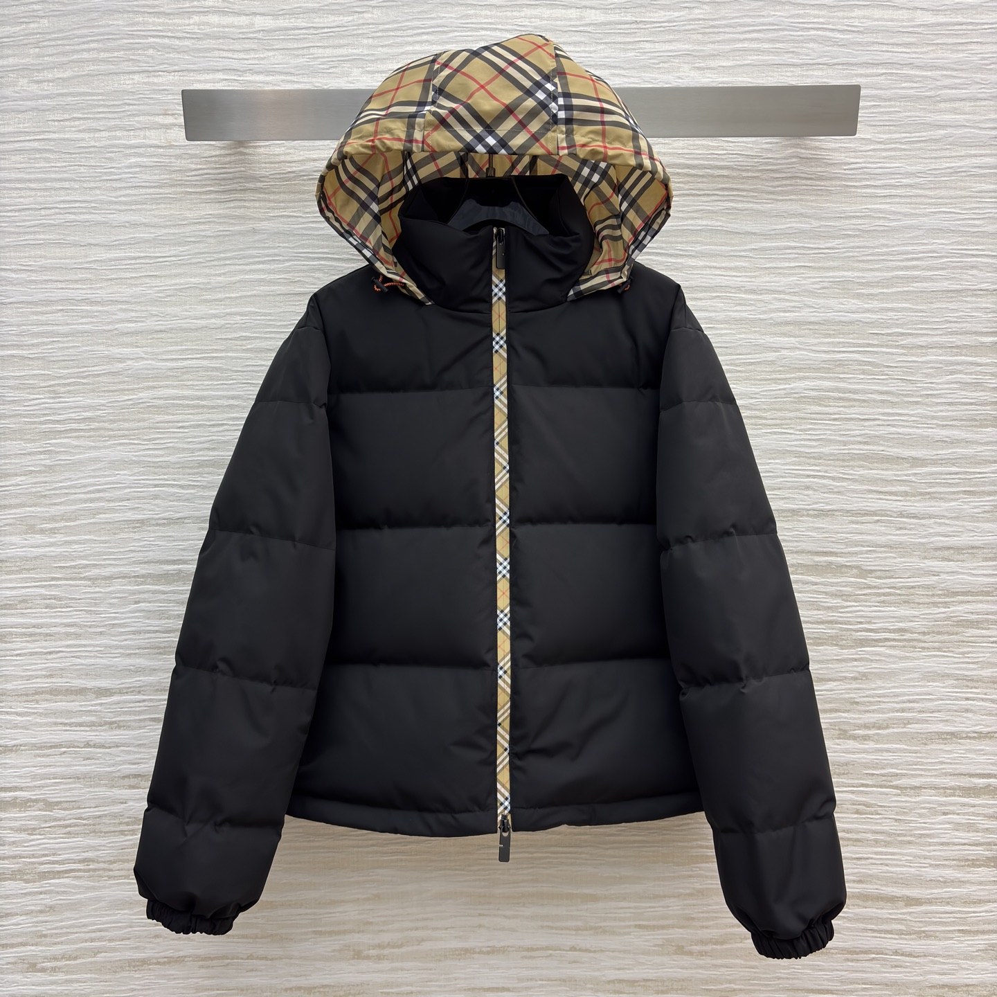 Bur经典格连帽鹅绒羽绒服 男女同款 自带松弛感 经典黑色拼接格纹 保暖又耐看 鹅绒填充锁温抗寒 简约版