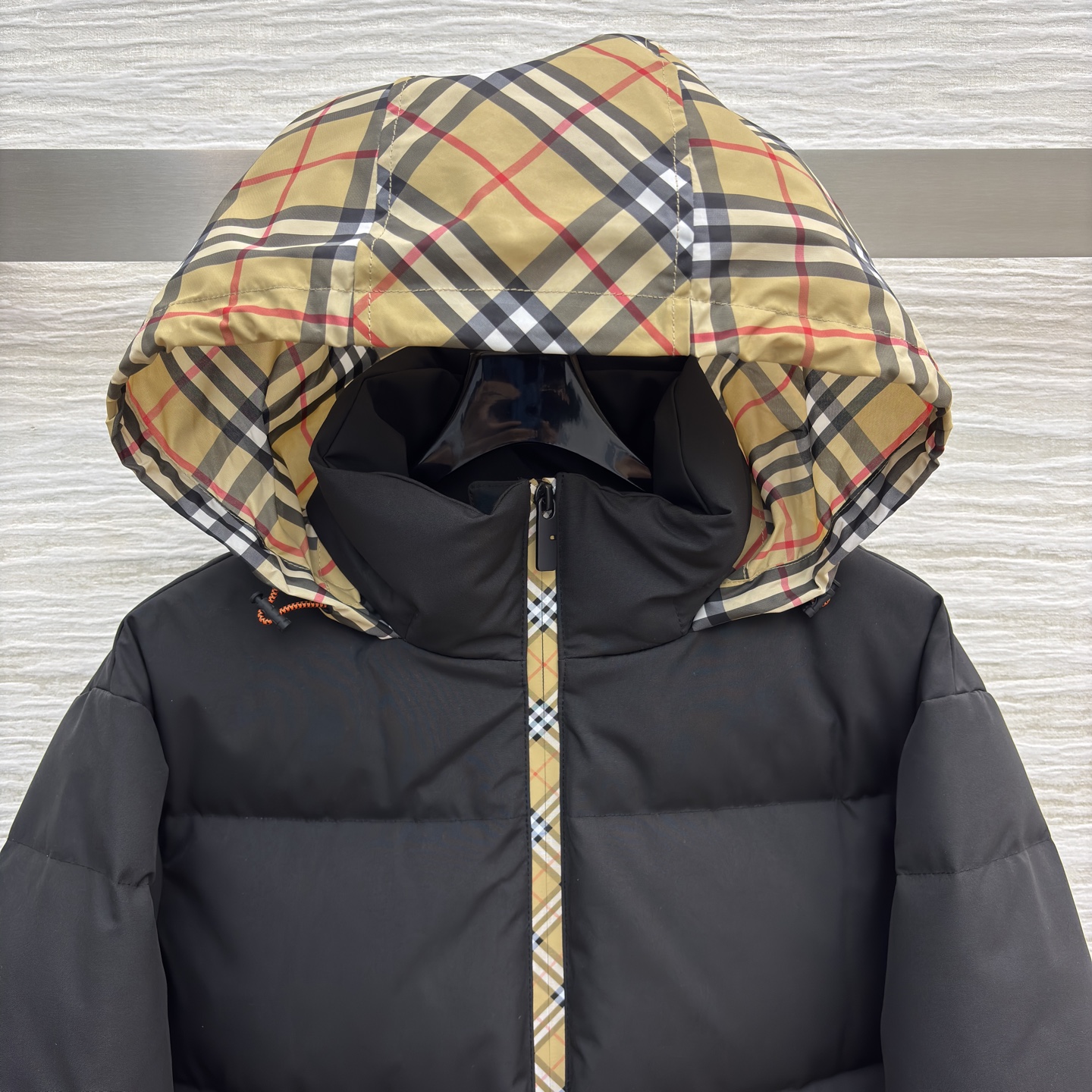 Bur经典格连帽鹅绒羽绒服 男女同款 自带松弛感 经典黑色拼接格纹 保暖又耐看 鹅绒填充锁温抗寒 简约版