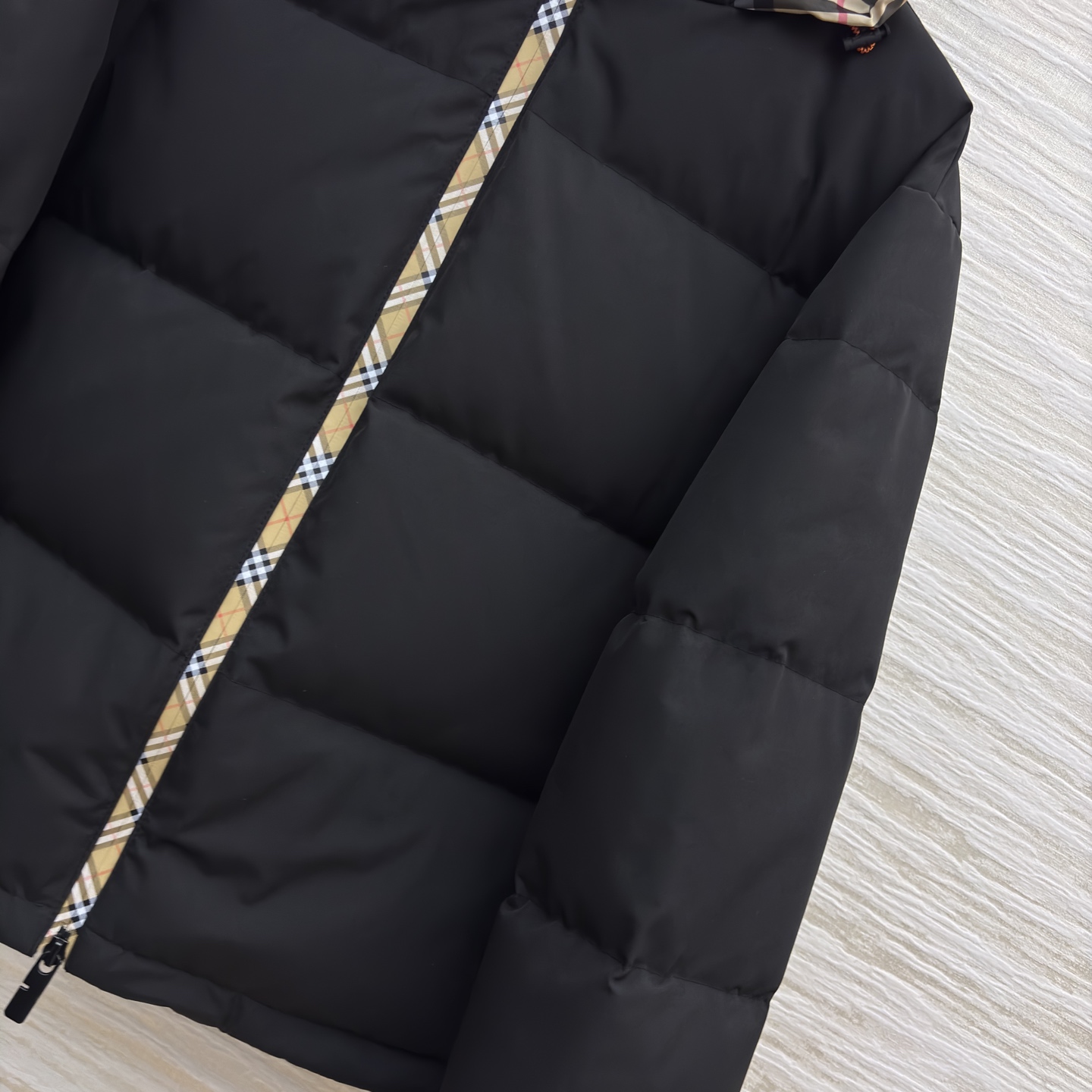 Bur经典格连帽鹅绒羽绒服 男女同款 自带松弛感 经典黑色拼接格纹 保暖又耐看 鹅绒填充锁温抗寒 简约版