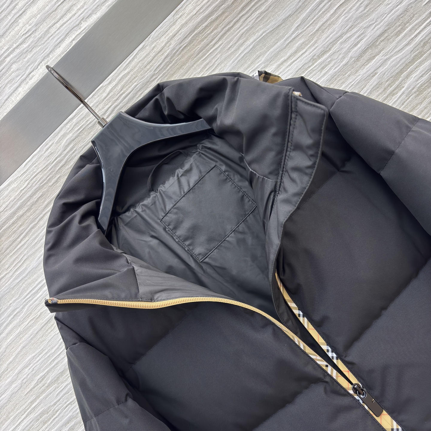 Bur经典格连帽鹅绒羽绒服 男女同款 自带松弛感 经典黑色拼接格纹 保暖又耐看 鹅绒填充锁温抗寒 简约版