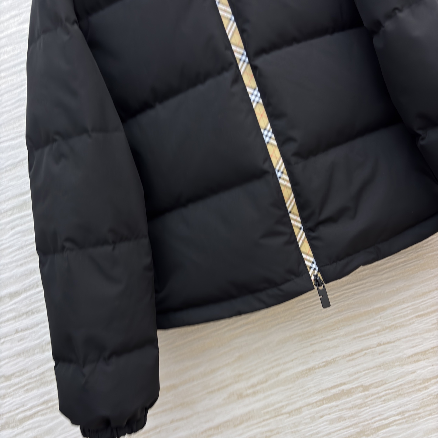 Bur经典格连帽鹅绒羽绒服 男女同款 自带松弛感 经典黑色拼接格纹 保暖又耐看 鹅绒填充锁温抗寒 简约版