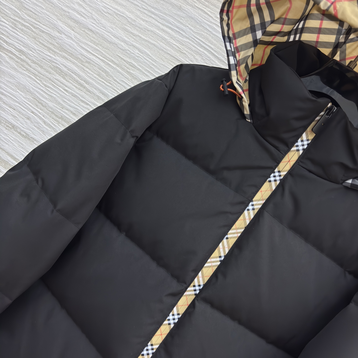Bur经典格连帽鹅绒羽绒服 男女同款 自带松弛感 经典黑色拼接格纹 保暖又耐看 鹅绒填充锁温抗寒 简约版