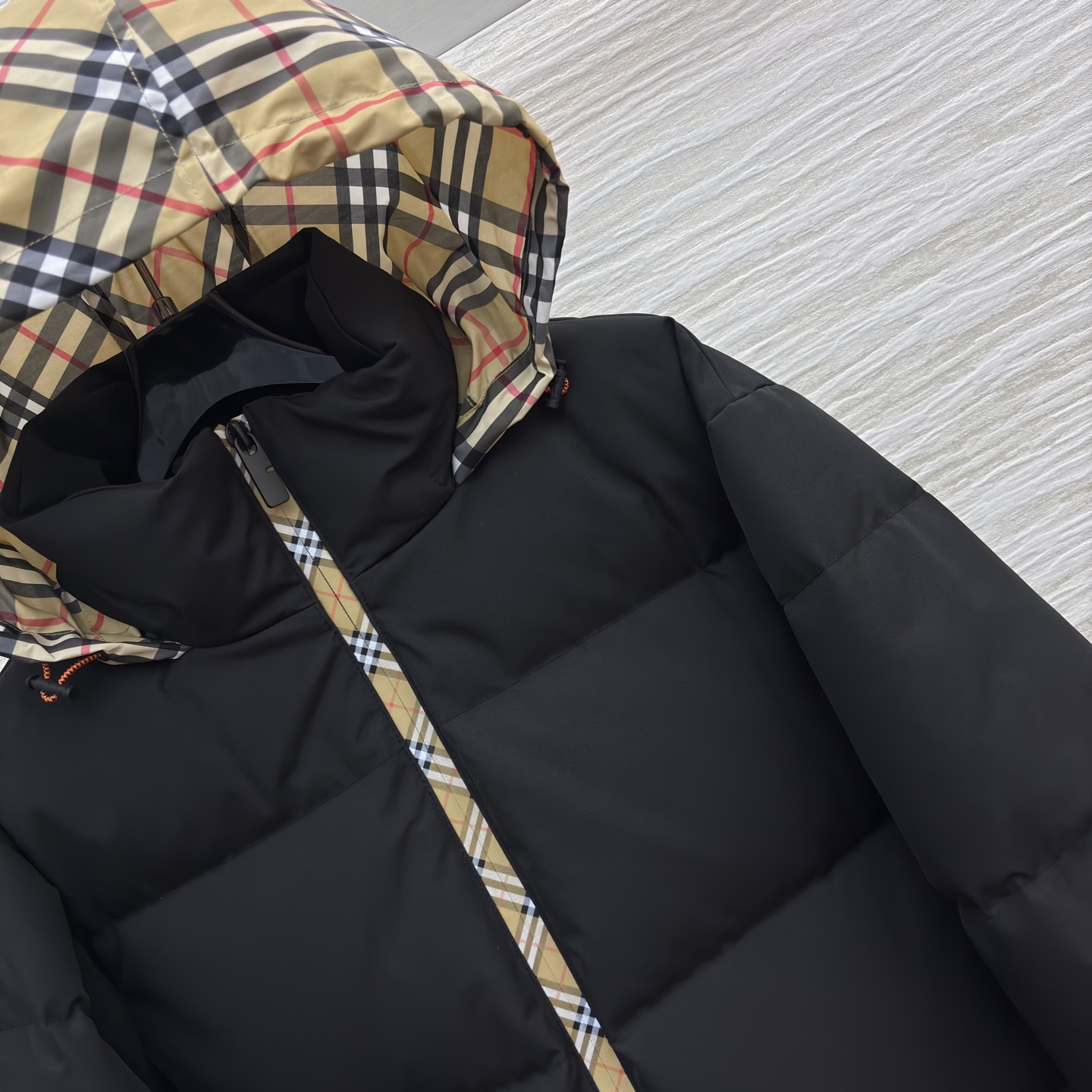 Bur经典格连帽鹅绒羽绒服 男女同款 自带松弛感 经典黑色拼接格纹 保暖又耐看 鹅绒填充锁温抗寒 简约版