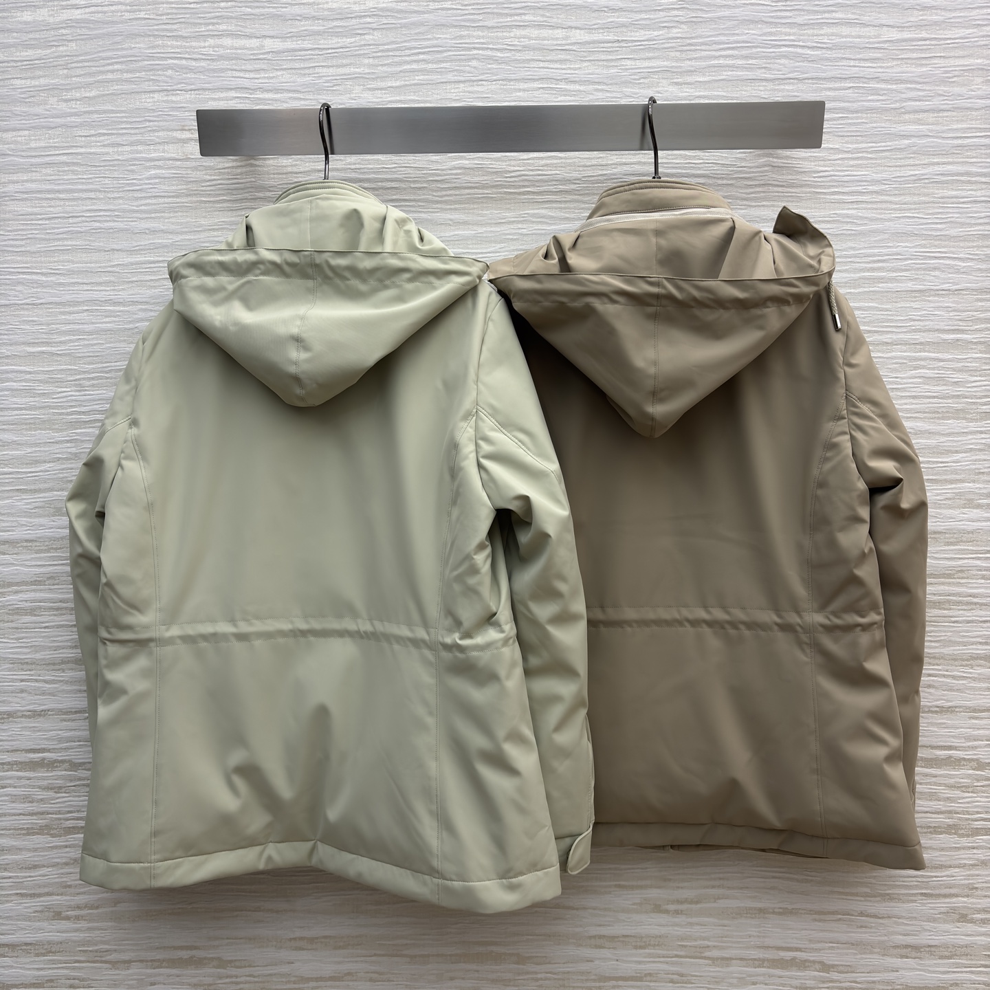 L秋冬 “老钱风”的工装风鹅绒夹克 高含量白鹅绒 保暖性扎实 同时版型做了轻量处理 不会有臃肿感 工装风