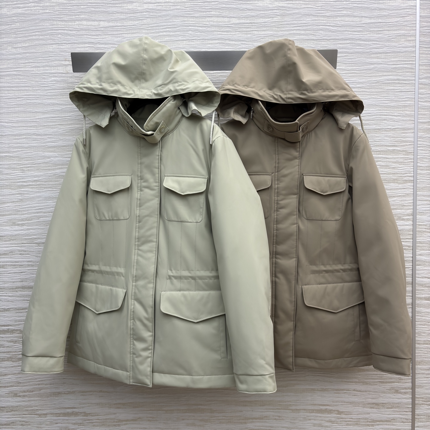 L秋冬 “老钱风”的工装风鹅绒夹克 高含量白鹅绒 保暖性扎实 同时版型做了轻量处理 不会有臃肿感 工装风