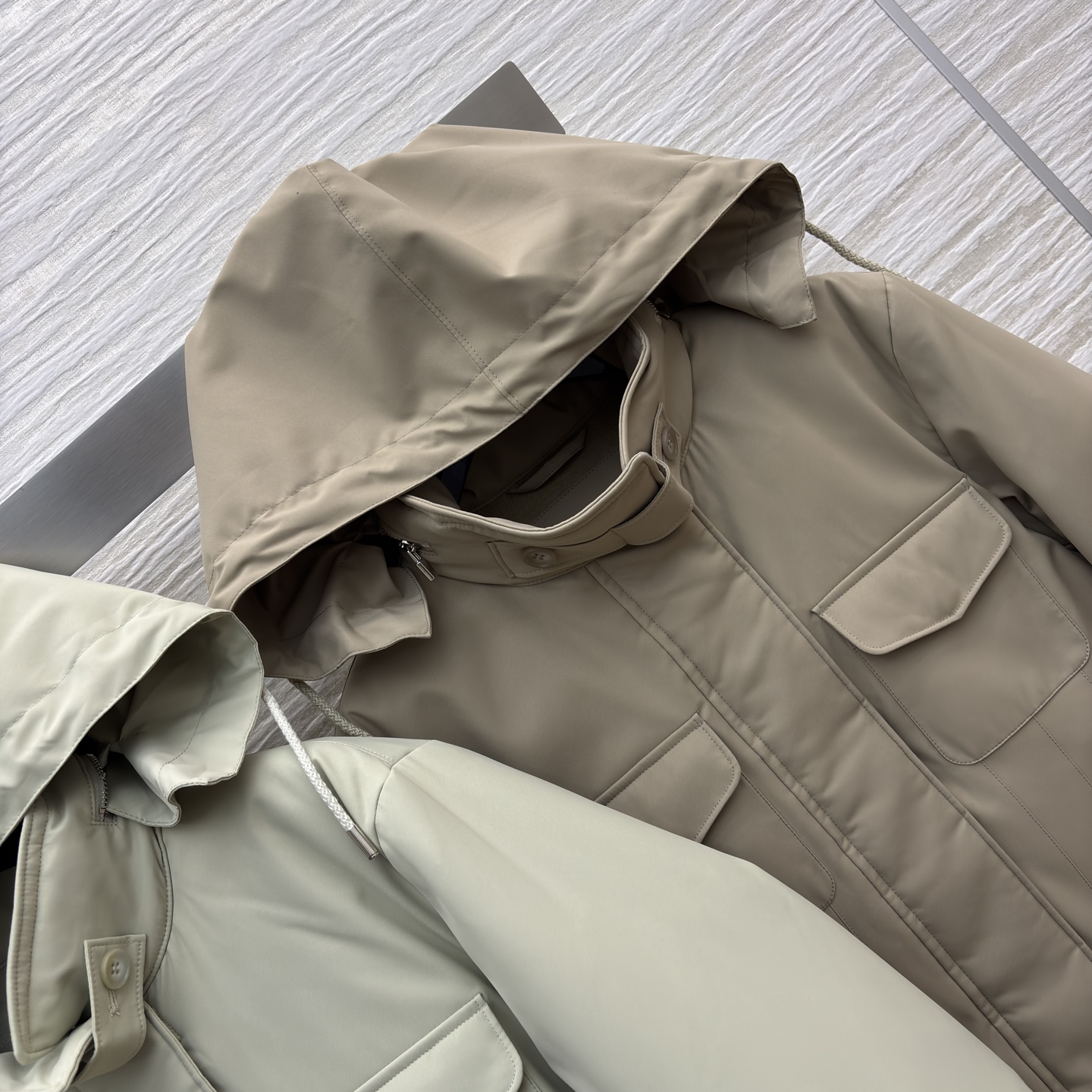 L秋冬 “老钱风”的工装风鹅绒夹克 高含量白鹅绒 保暖性扎实 同时版型做了轻量处理 不会有臃肿感 工装风