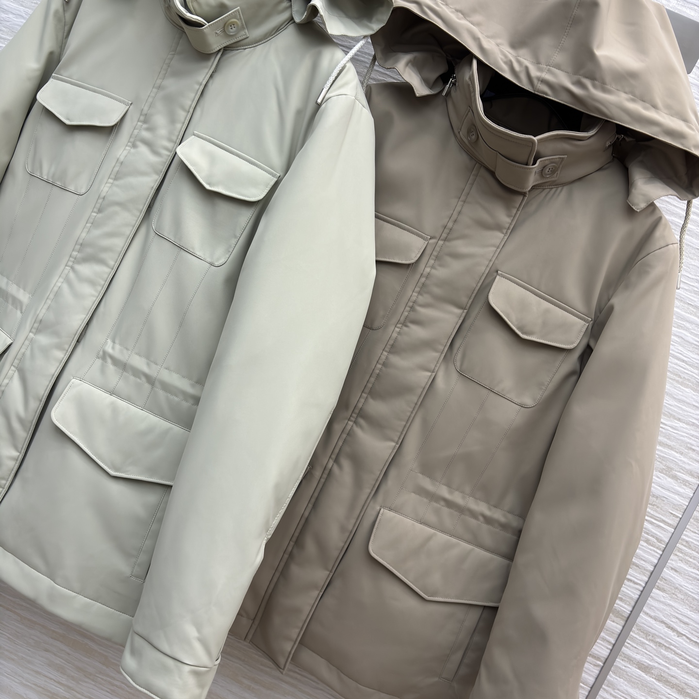 L秋冬 “老钱风”的工装风鹅绒夹克 高含量白鹅绒 保暖性扎实 同时版型做了轻量处理 不会有臃肿感 工装风