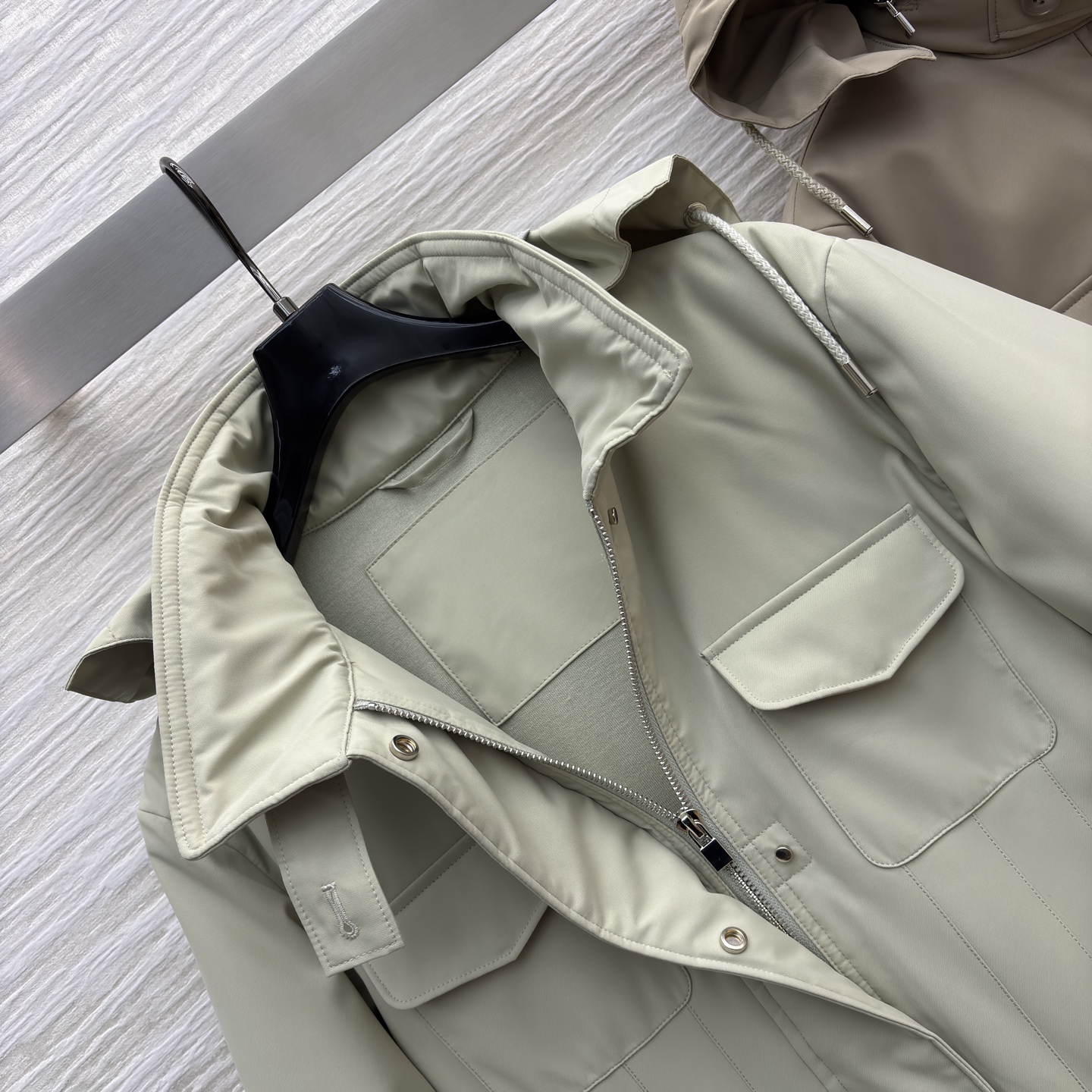 L秋冬 “老钱风”的工装风鹅绒夹克 高含量白鹅绒 保暖性扎实 同时版型做了轻量处理 不会有臃肿感 工装风