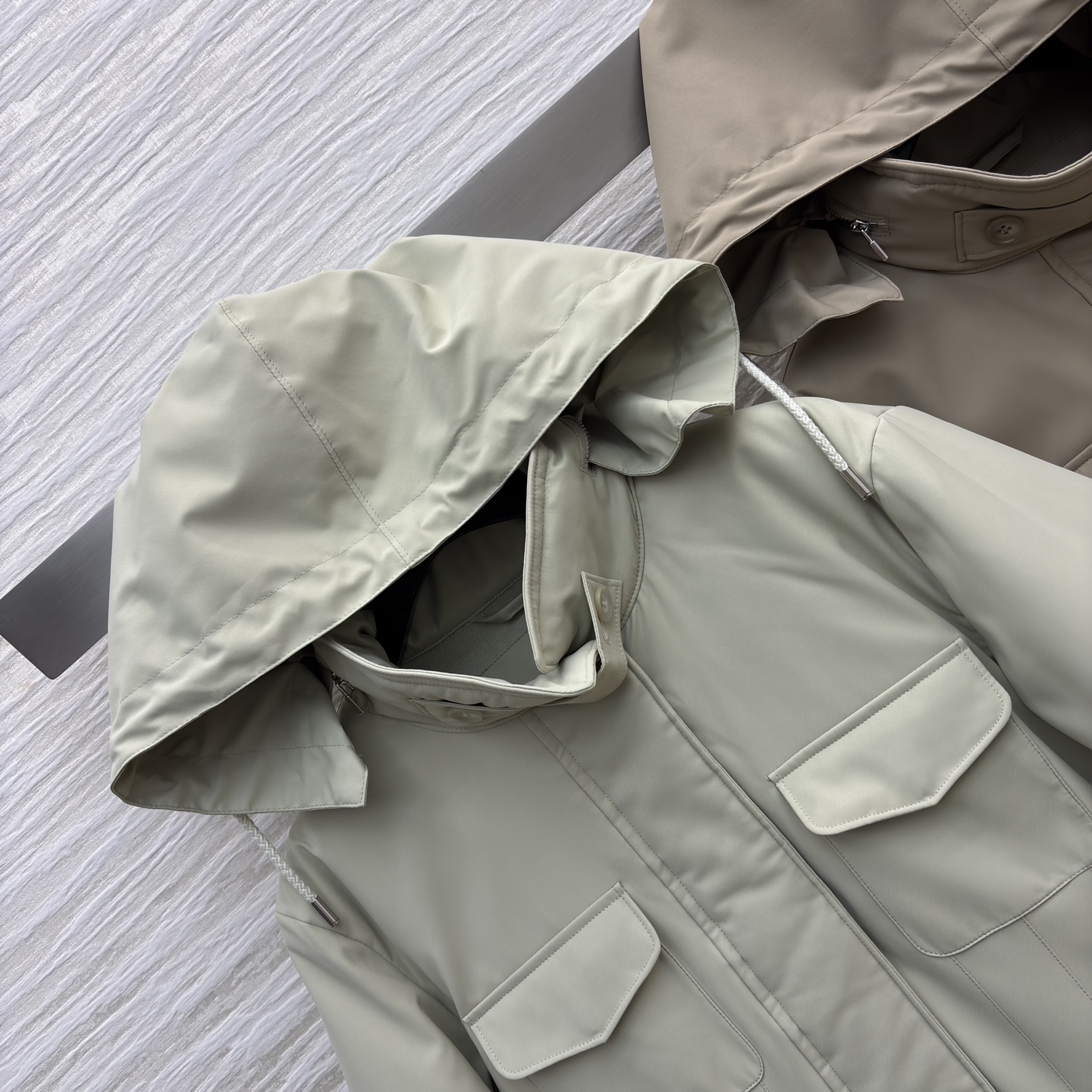 L秋冬 “老钱风”的工装风鹅绒夹克 高含量白鹅绒 保暖性扎实 同时版型做了轻量处理 不会有臃肿感 工装风