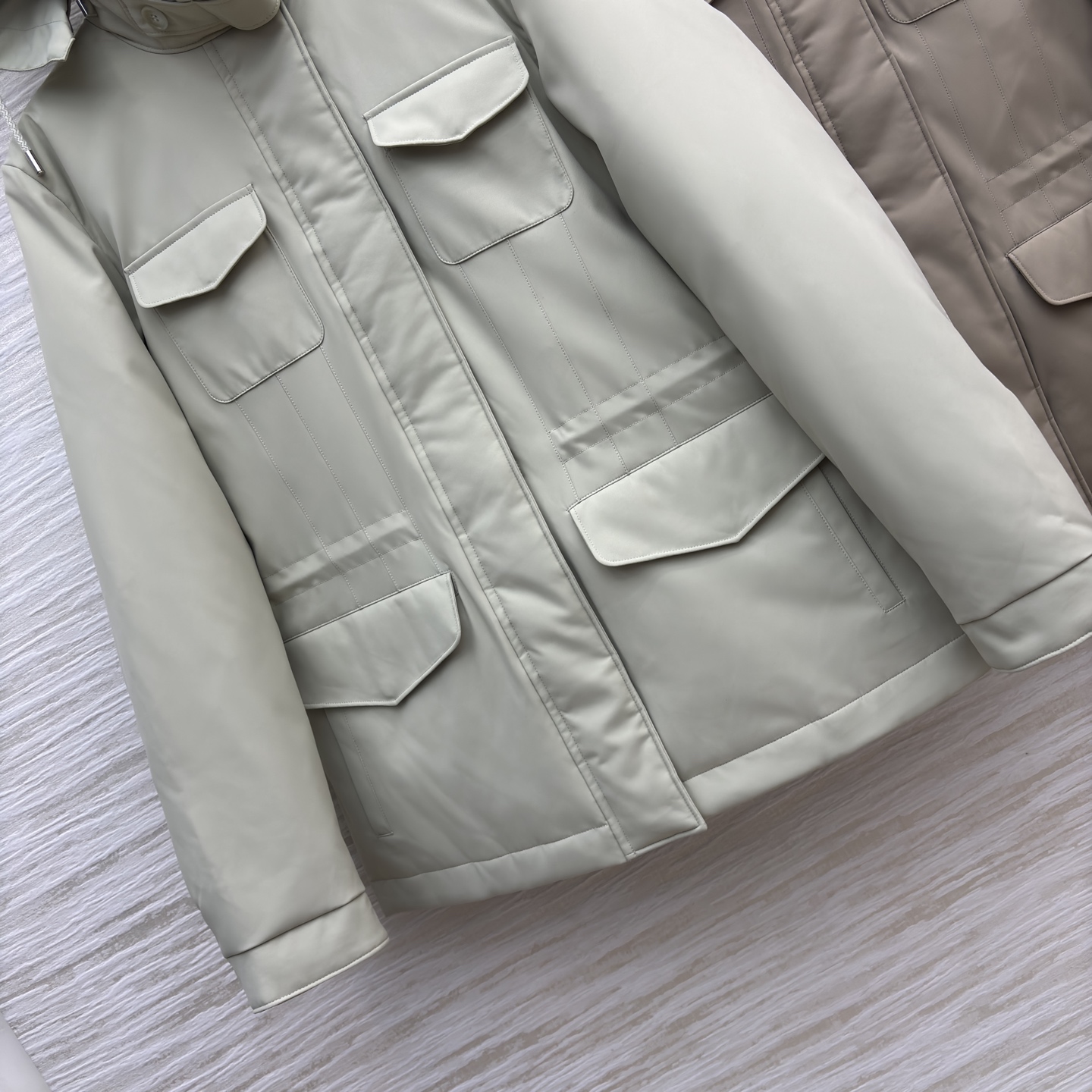 L秋冬 “老钱风”的工装风鹅绒夹克 高含量白鹅绒 保暖性扎实 同时版型做了轻量处理 不会有臃肿感 工装风