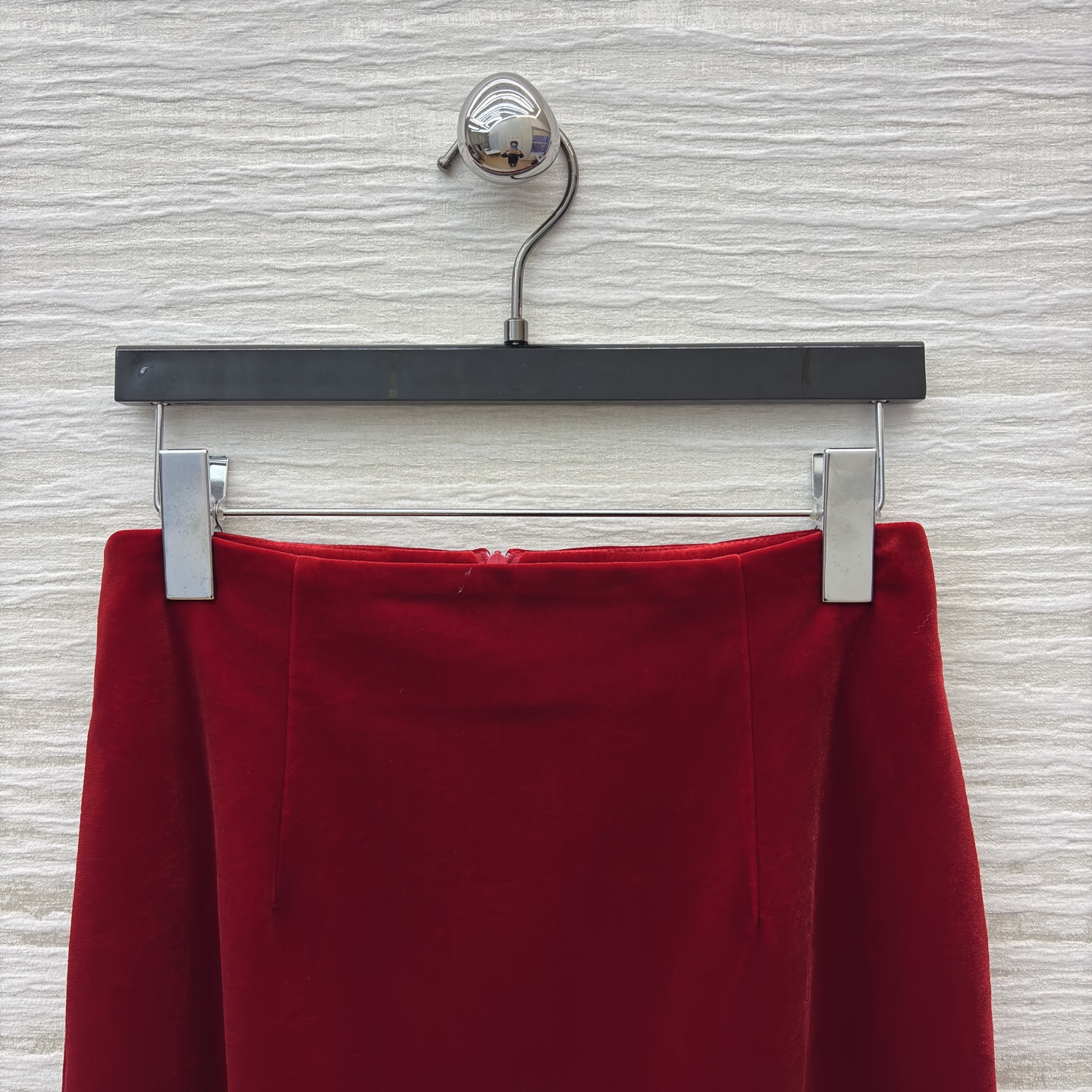 D家红色半裙 正红是秋冬的明艳底气 垂坠感裹出温柔弧度 走动时泛着细腻光泽 是搭配西装/大衣都显贵的氛围