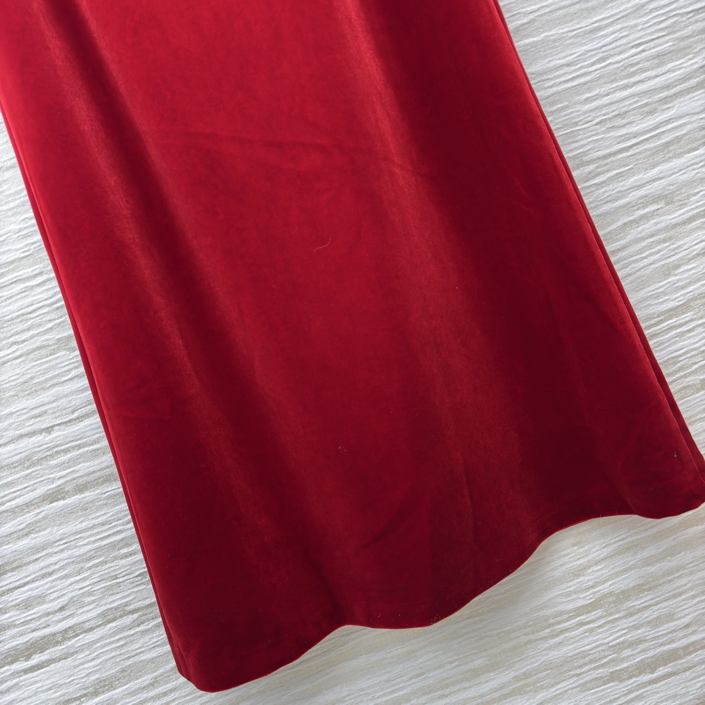 D家红色半裙 正红是秋冬的明艳底气 垂坠感裹出温柔弧度 走动时泛着细腻光泽 是搭配西装/大衣都显贵的氛围