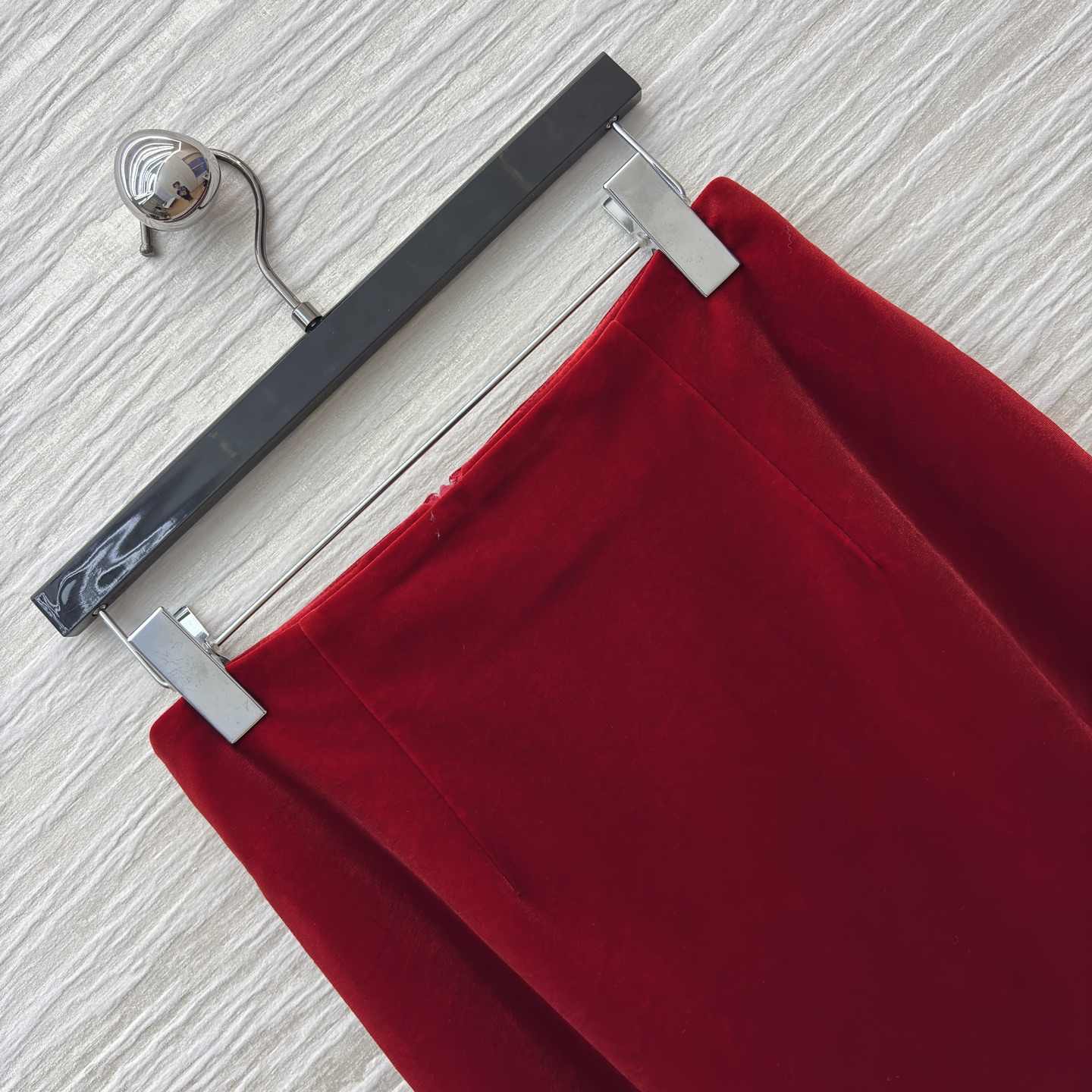 D家红色半裙 正红是秋冬的明艳底气 垂坠感裹出温柔弧度 走动时泛着细腻光泽 是搭配西装/大衣都显贵的氛围