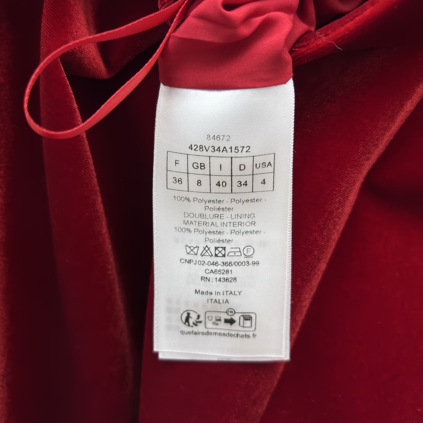 D家红色半裙 正红是秋冬的明艳底气 垂坠感裹出温柔弧度 走动时泛着细腻光泽 是搭配西装/大衣都显贵的氛围