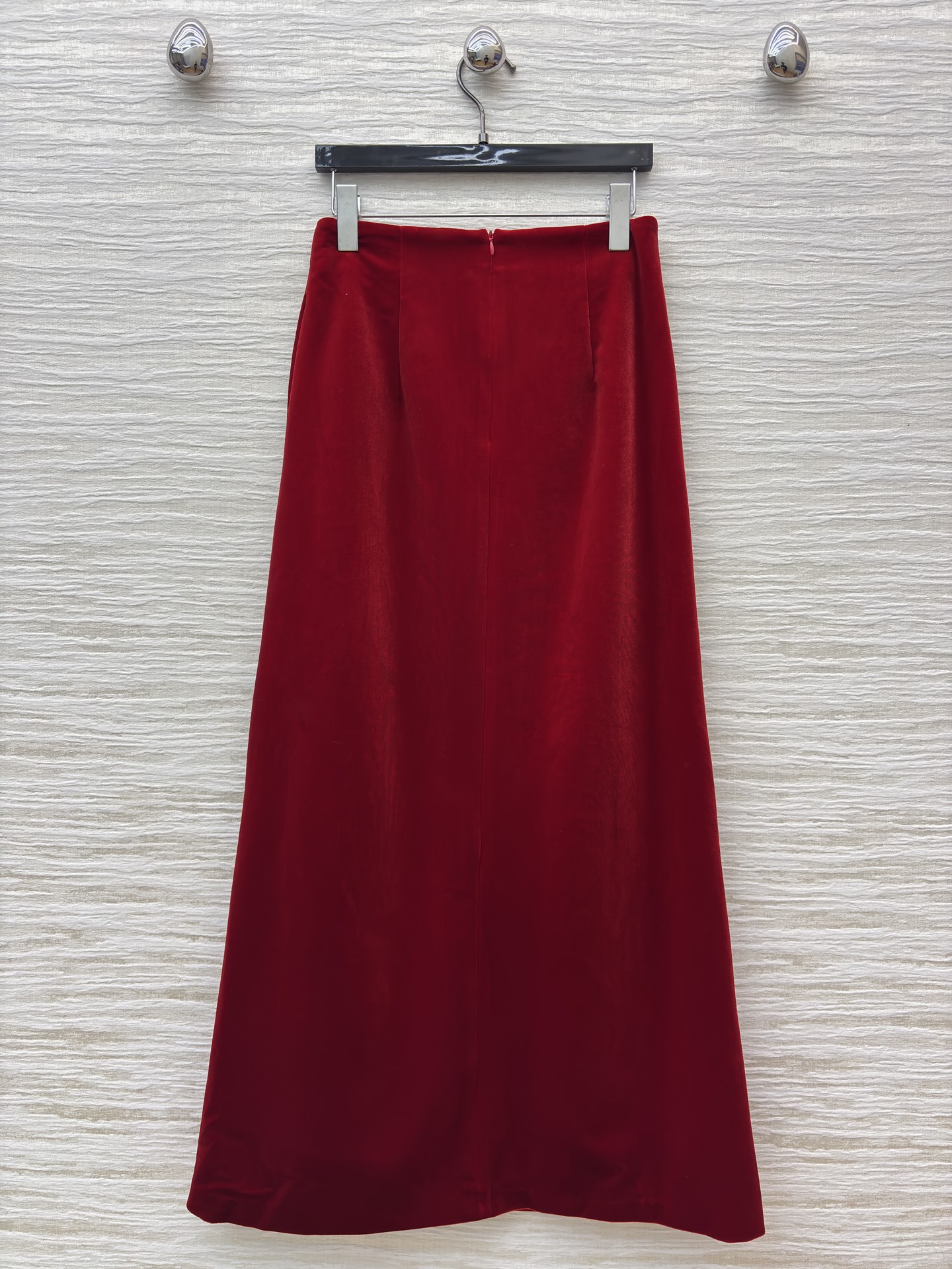 D家红色半裙 正红是秋冬的明艳底气 垂坠感裹出温柔弧度 走动时泛着细腻光泽 是搭配西装/大衣都显贵的氛围