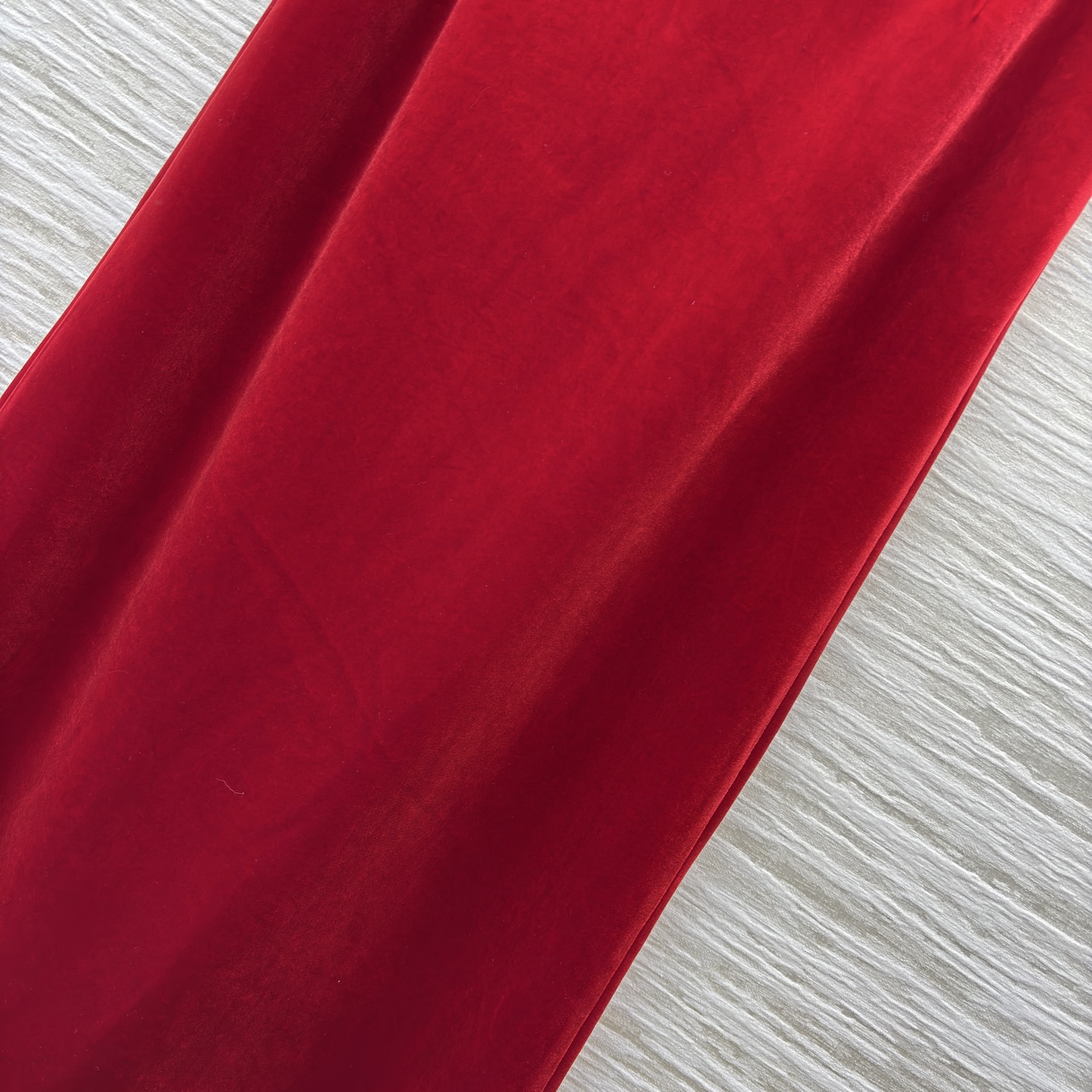 D家红色半裙 正红是秋冬的明艳底气 垂坠感裹出温柔弧度 走动时泛着细腻光泽 是搭配西装/大衣都显贵的氛围