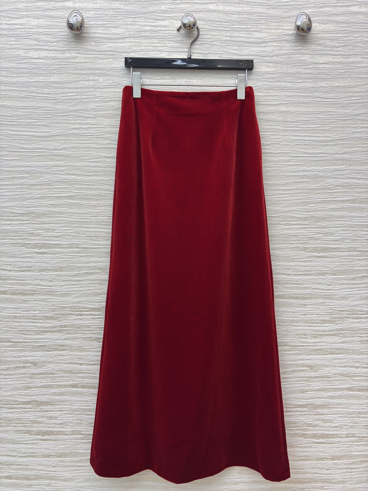 D家红色半裙 正红是秋冬的明艳底气 垂坠感裹出温柔弧度 走动时泛着细腻光泽 是搭配西装/大衣都显贵的氛围