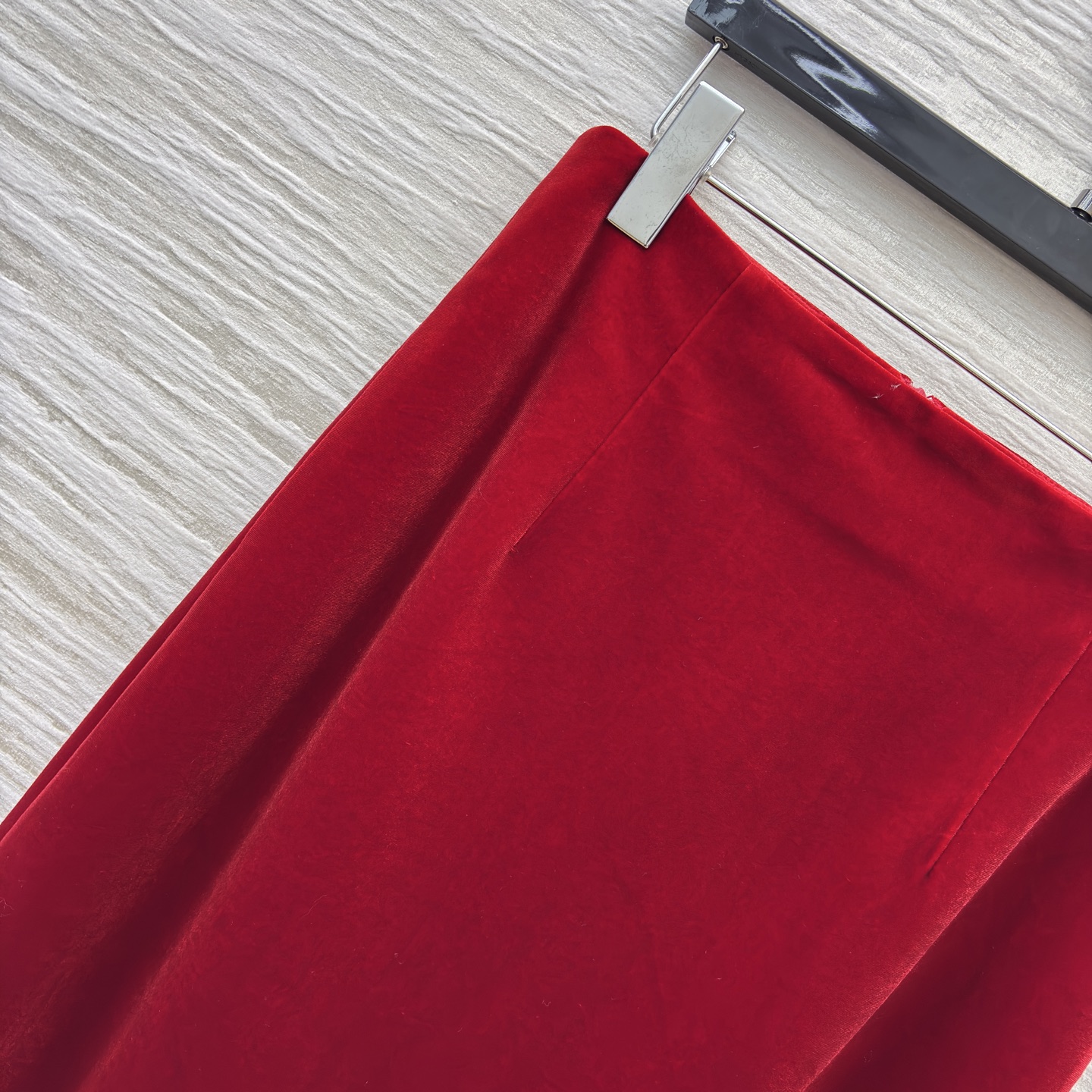 D家红色半裙 正红是秋冬的明艳底气 垂坠感裹出温柔弧度 走动时泛着细腻光泽 是搭配西装/大衣都显贵的氛围