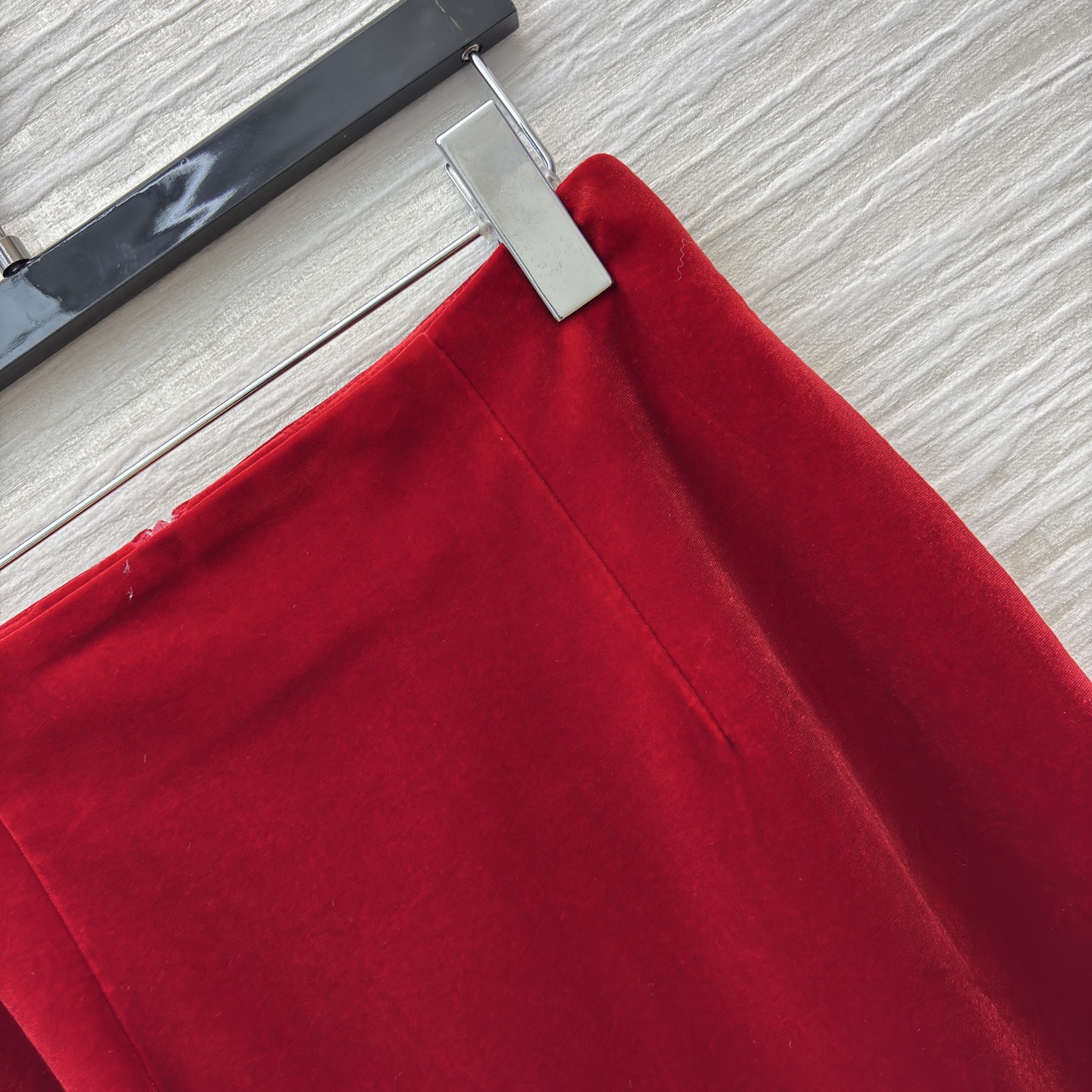 D家红色半裙 正红是秋冬的明艳底气 垂坠感裹出温柔弧度 走动时泛着细腻光泽 是搭配西装/大衣都显贵的氛围