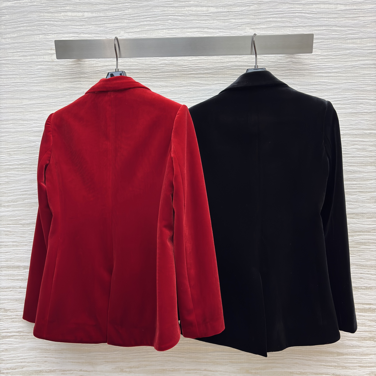 D家丝绒西装 正红是宴会同场的焦点杀 雅黑是日常通勤的质感牌 丝绒裹满柔润光泽 版型掐出利落肩线 秋冬叠