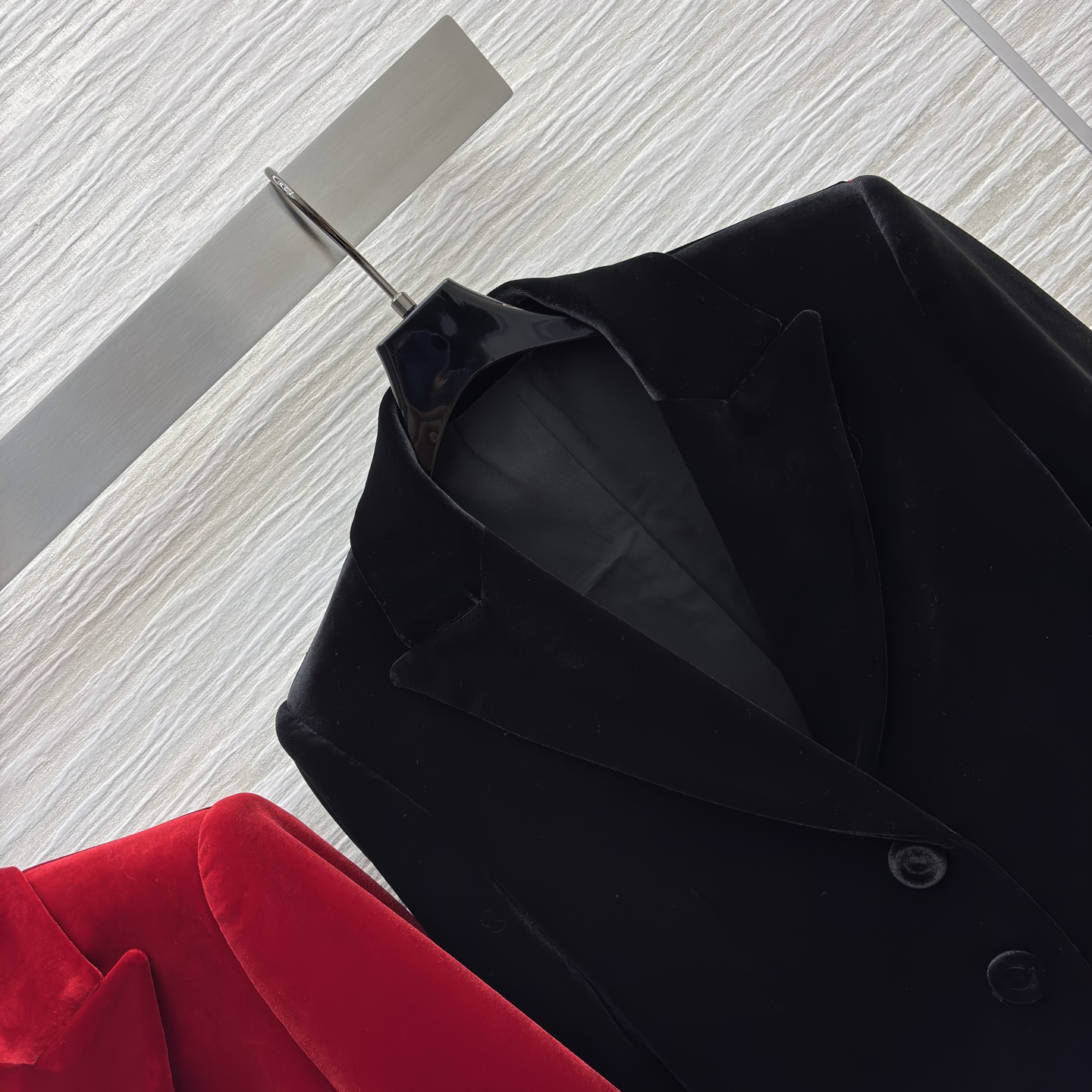 D家丝绒西装 正红是宴会同场的焦点杀 雅黑是日常通勤的质感牌 丝绒裹满柔润光泽 版型掐出利落肩线 秋冬叠