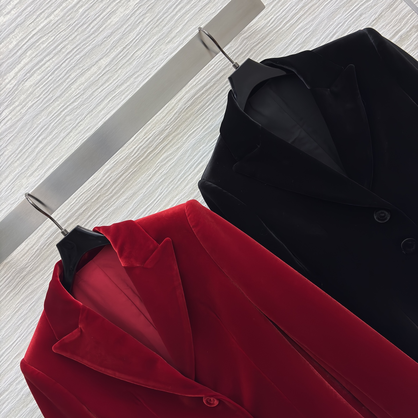 D家丝绒西装 正红是宴会同场的焦点杀 雅黑是日常通勤的质感牌 丝绒裹满柔润光泽 版型掐出利落肩线 秋冬叠