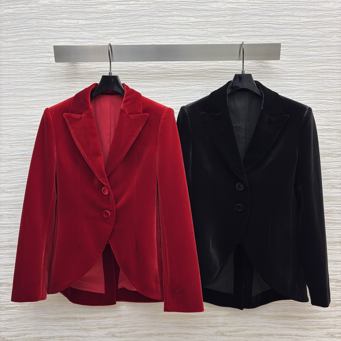 D家丝绒西装 正红是宴会同场的焦点杀 雅黑是日常通勤的质感牌 丝绒裹满柔润光泽 版型掐出利落肩线 秋冬叠