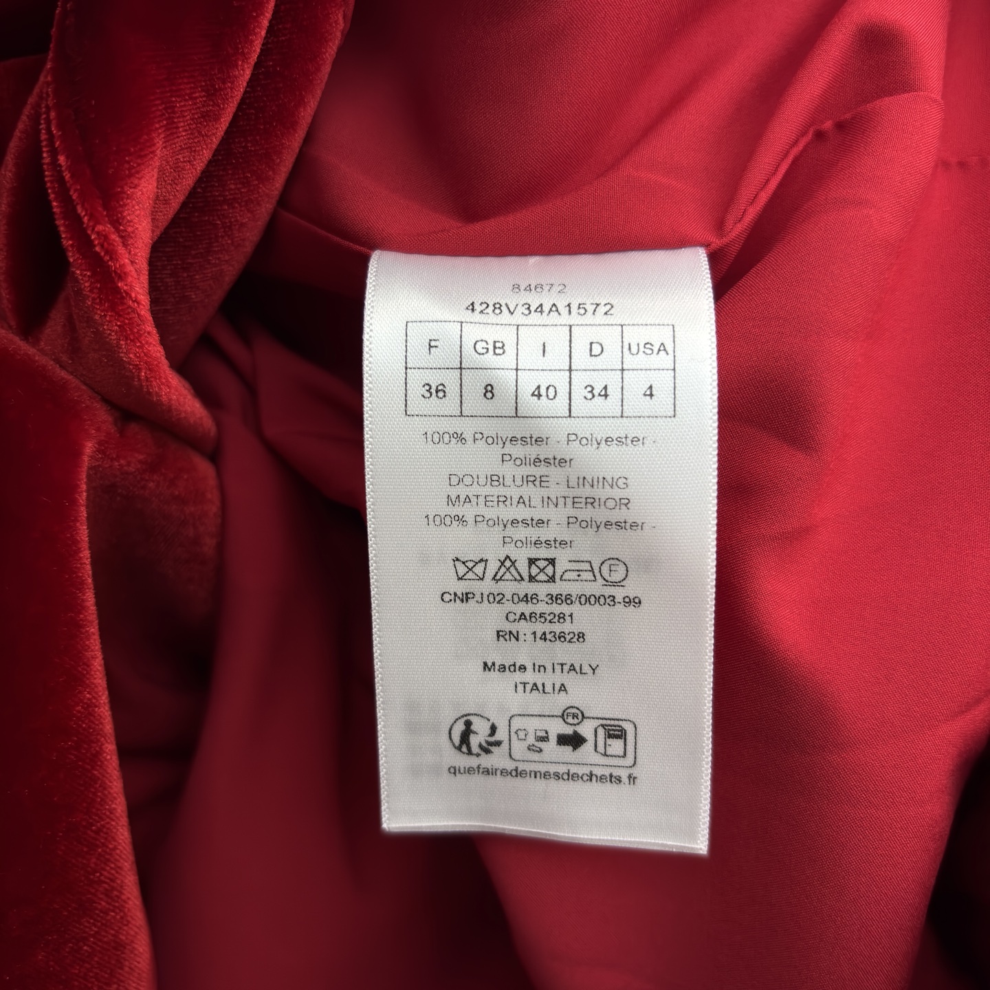 D家丝绒西装 正红是宴会同场的焦点杀 雅黑是日常通勤的质感牌 丝绒裹满柔润光泽 版型掐出利落肩线 秋冬叠