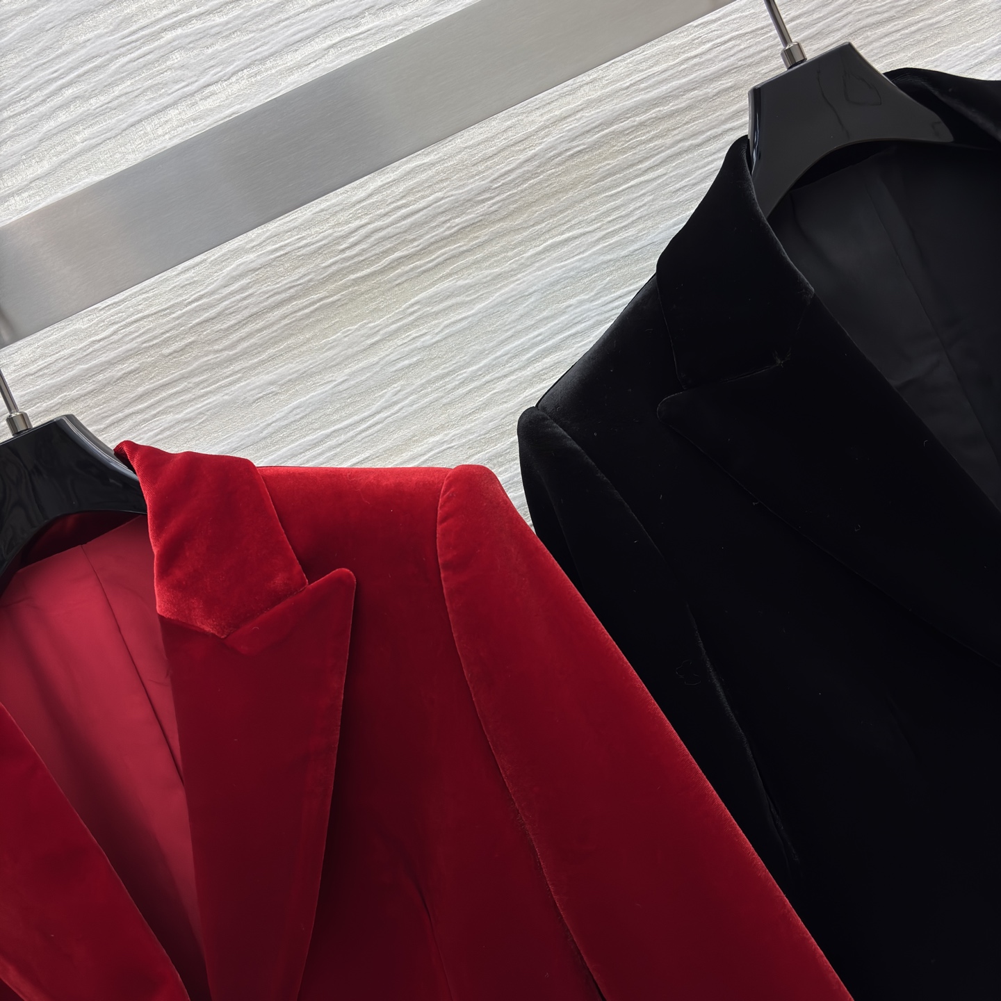 D家丝绒西装 正红是宴会同场的焦点杀 雅黑是日常通勤的质感牌 丝绒裹满柔润光泽 版型掐出利落肩线 秋冬叠