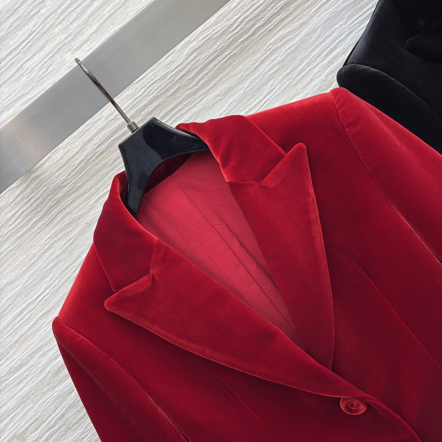 D家丝绒西装 正红是宴会同场的焦点杀 雅黑是日常通勤的质感牌 丝绒裹满柔润光泽 版型掐出利落肩线 秋冬叠